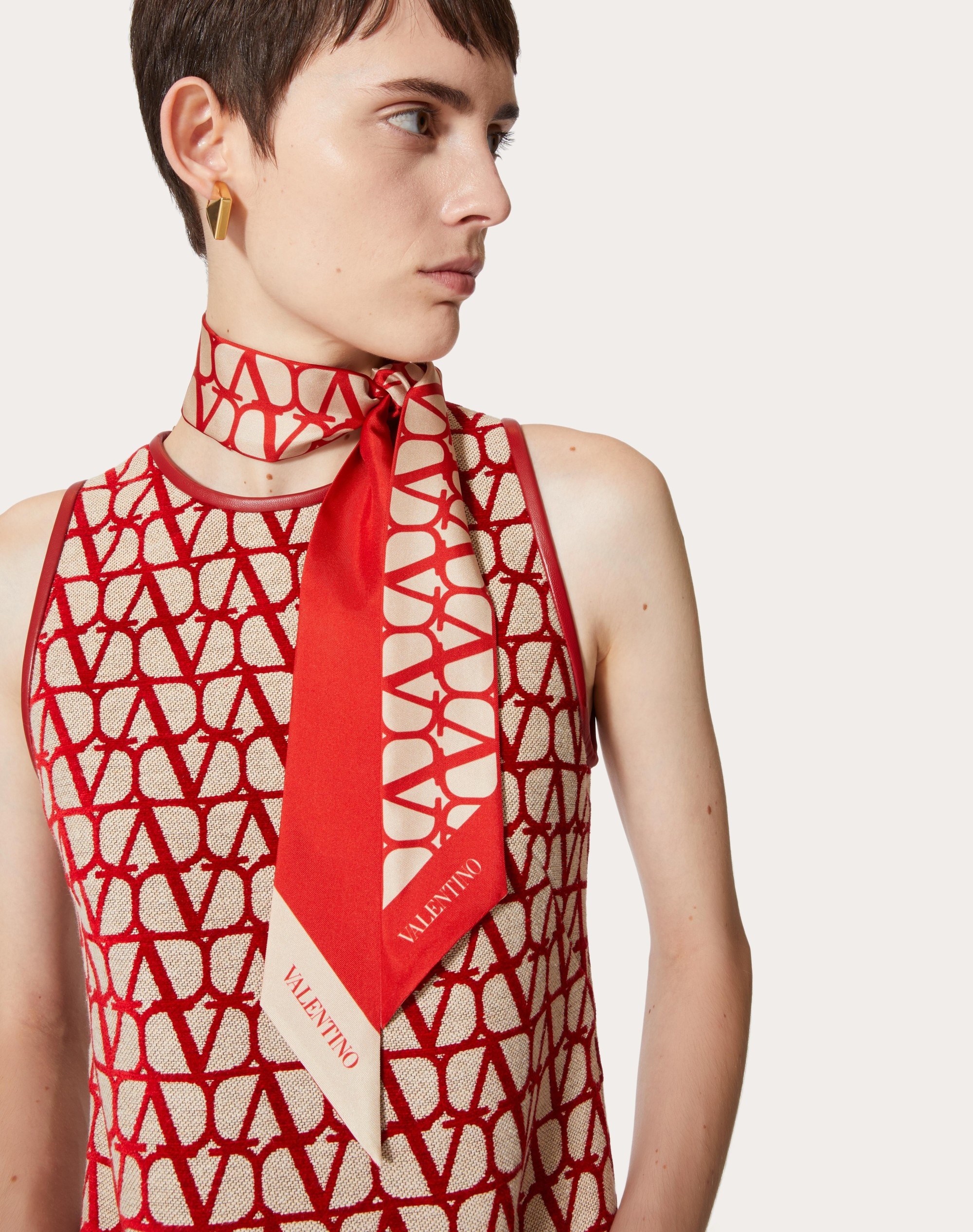 VALENTINO正規品/送料/関税込み Silk scarf Valentino Valentino Garavani printed silk scarf