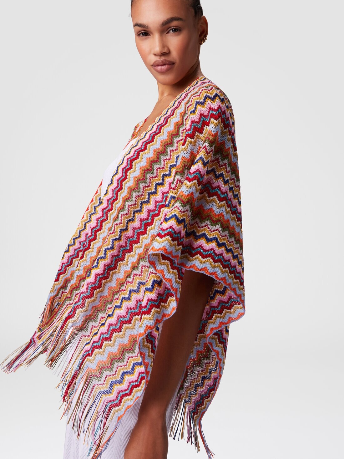 Knit poncho with chevron pattern and fringes - 5
