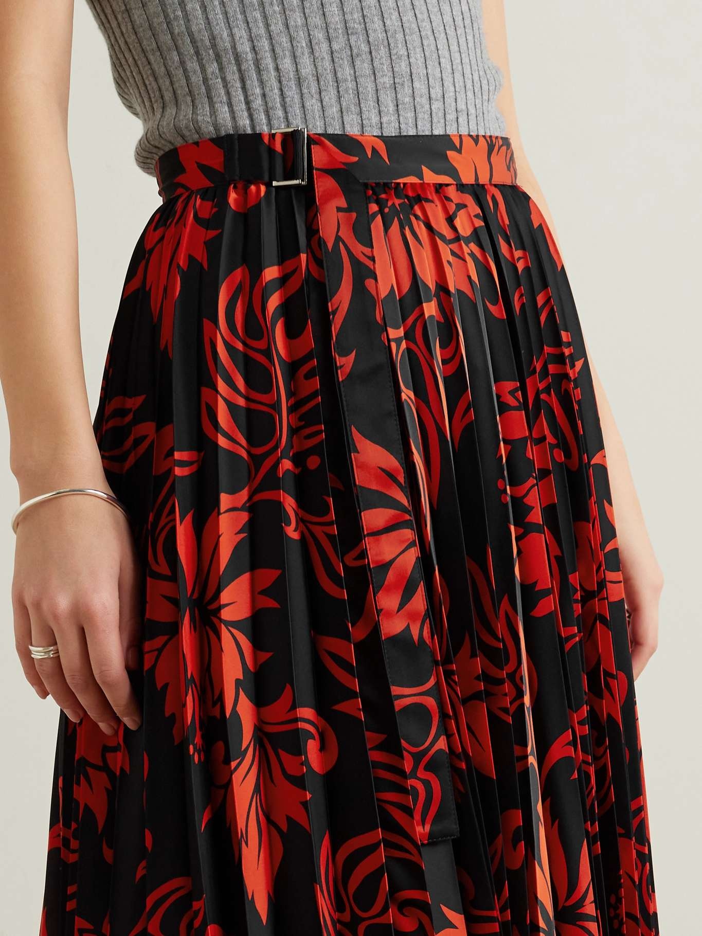 「SACAI」PLEATED FLORAL-PRINT SATIN MIDI SKIRT SACAI Belted grosgrain-trimmed pleated floral-print satin