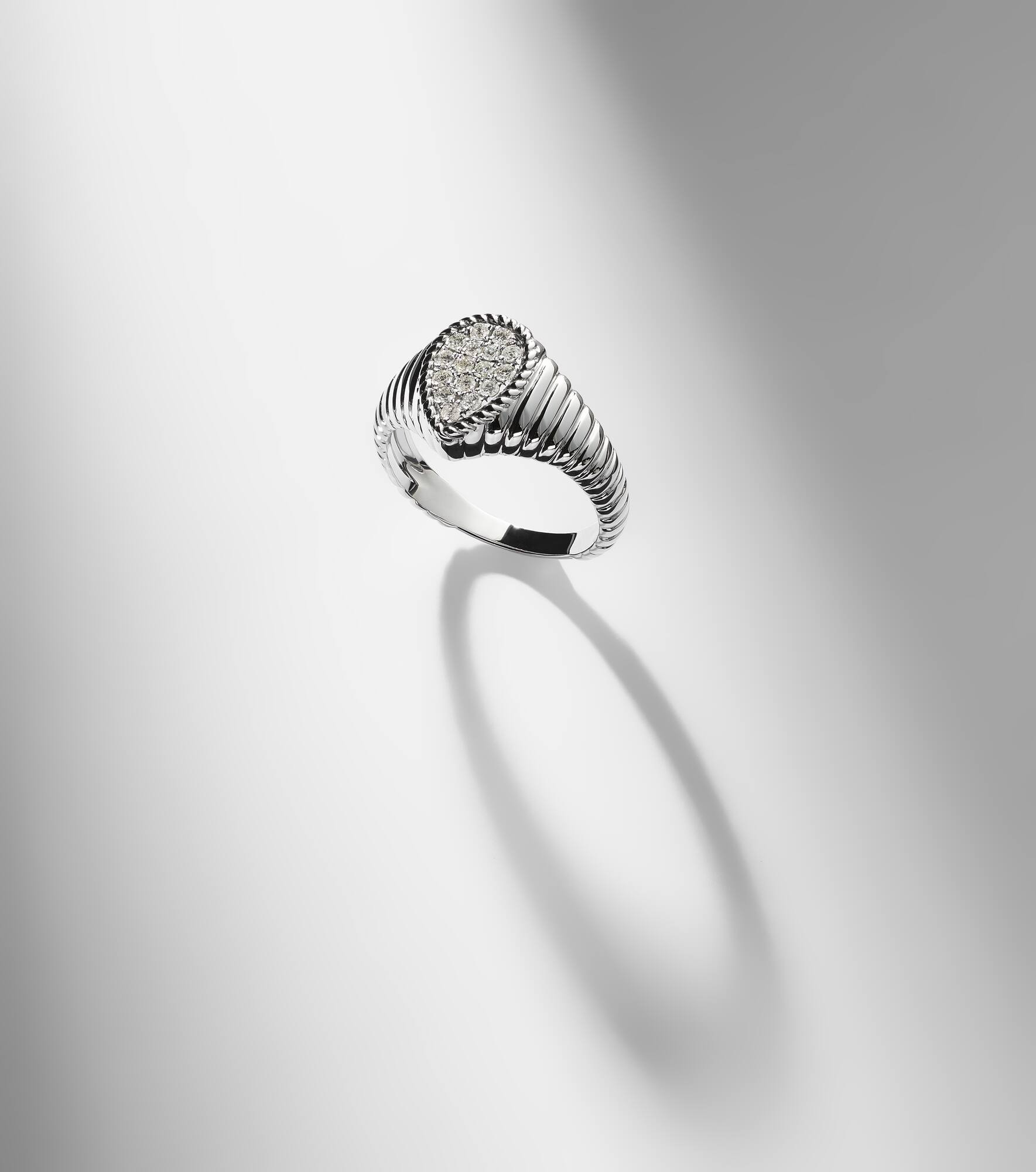 9kt gold ring with diamonds - 5