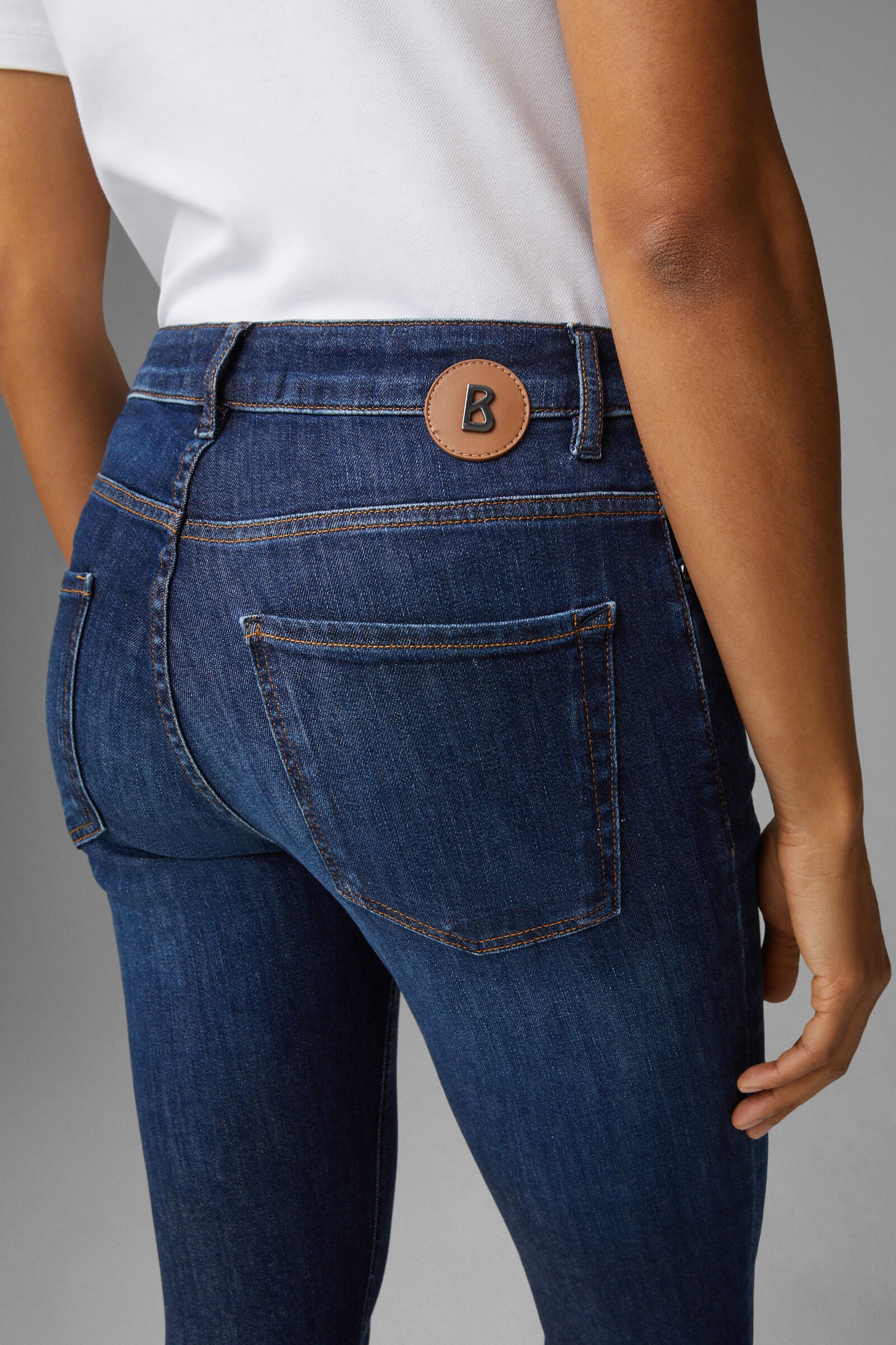 Bridget Girlfriend Fit Jeans in Dark denim blue - 5