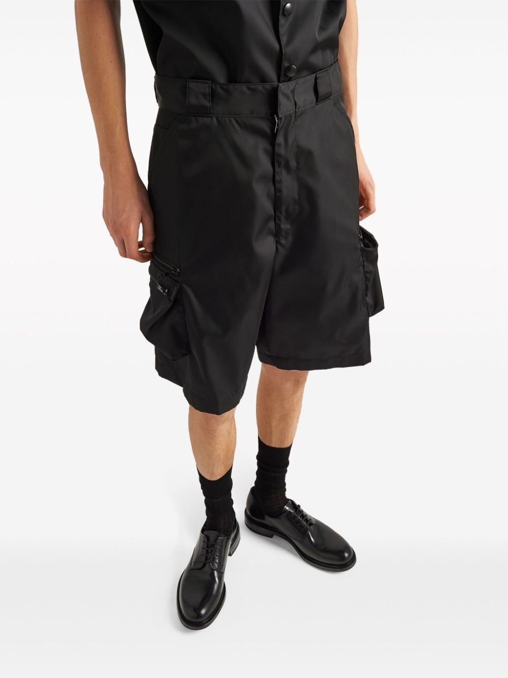 triangle-plaque cargo shorts - 4