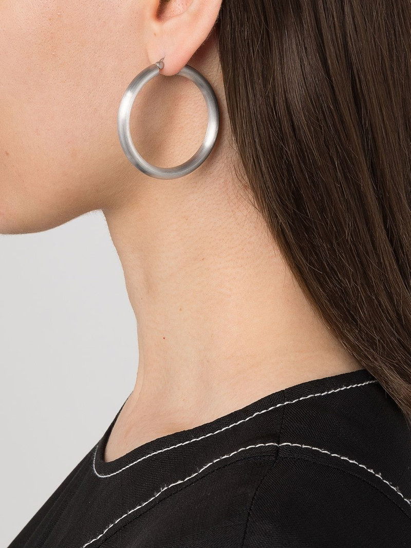 TOM WOOD Classic Thick Satin XL hoop earrings outlook