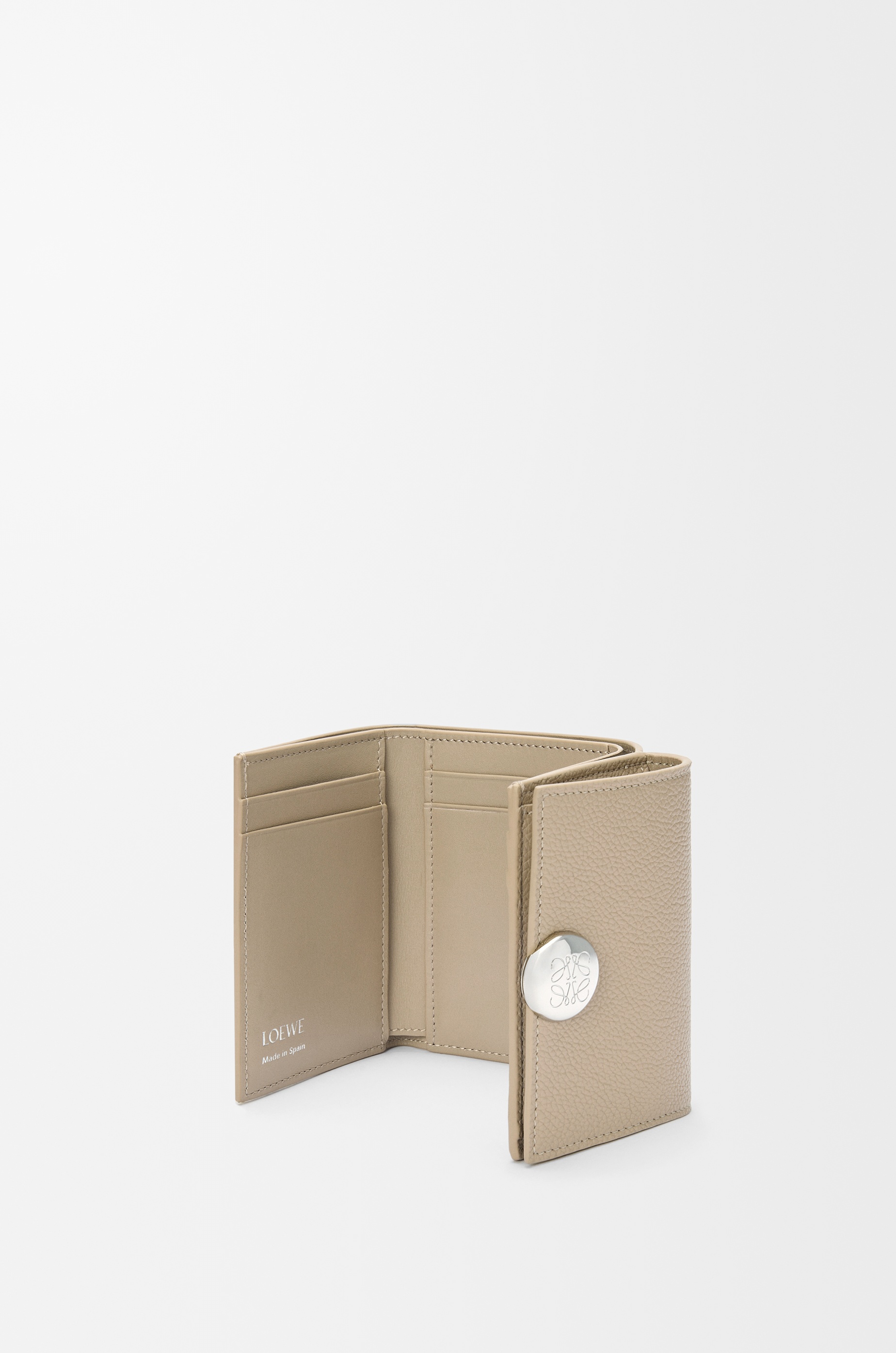 Pebble trifold wallet in pebble grain calfskin - 4