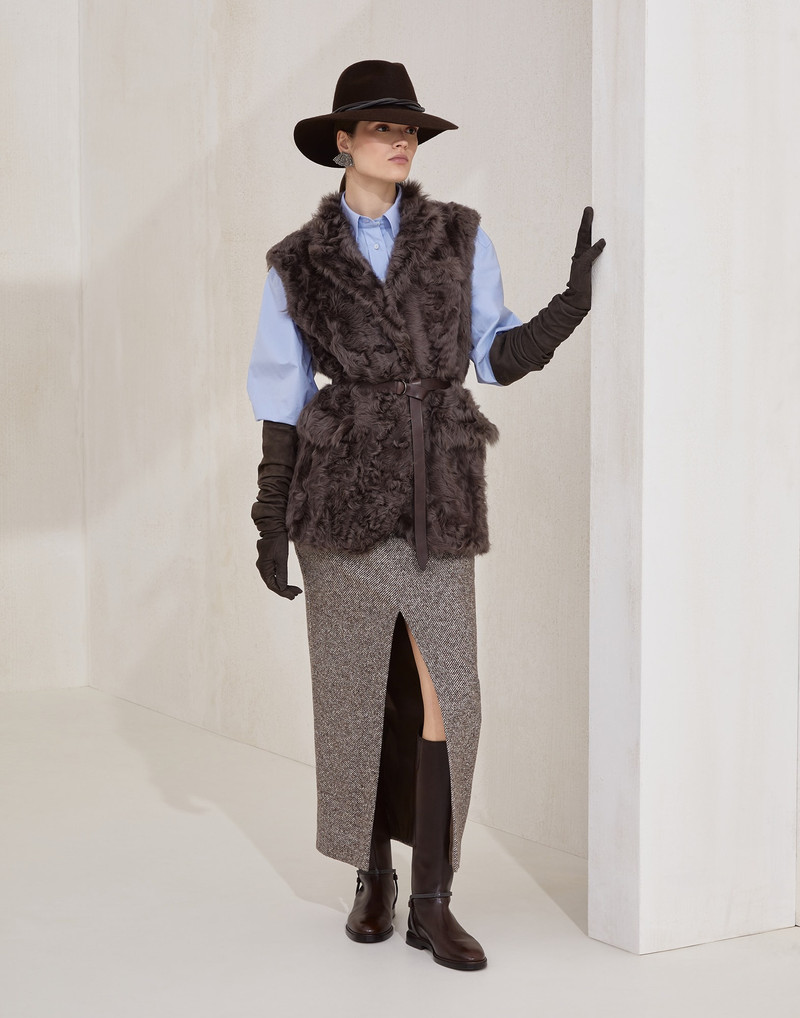 Wavy shearling vest with leather belt and monili 5