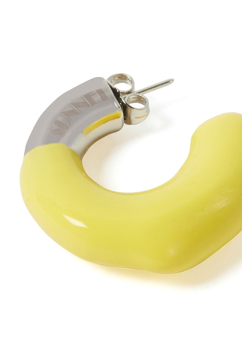 SUNNEI SMALL RUBBERIZED EARRINGS SILVER / yellow outlook