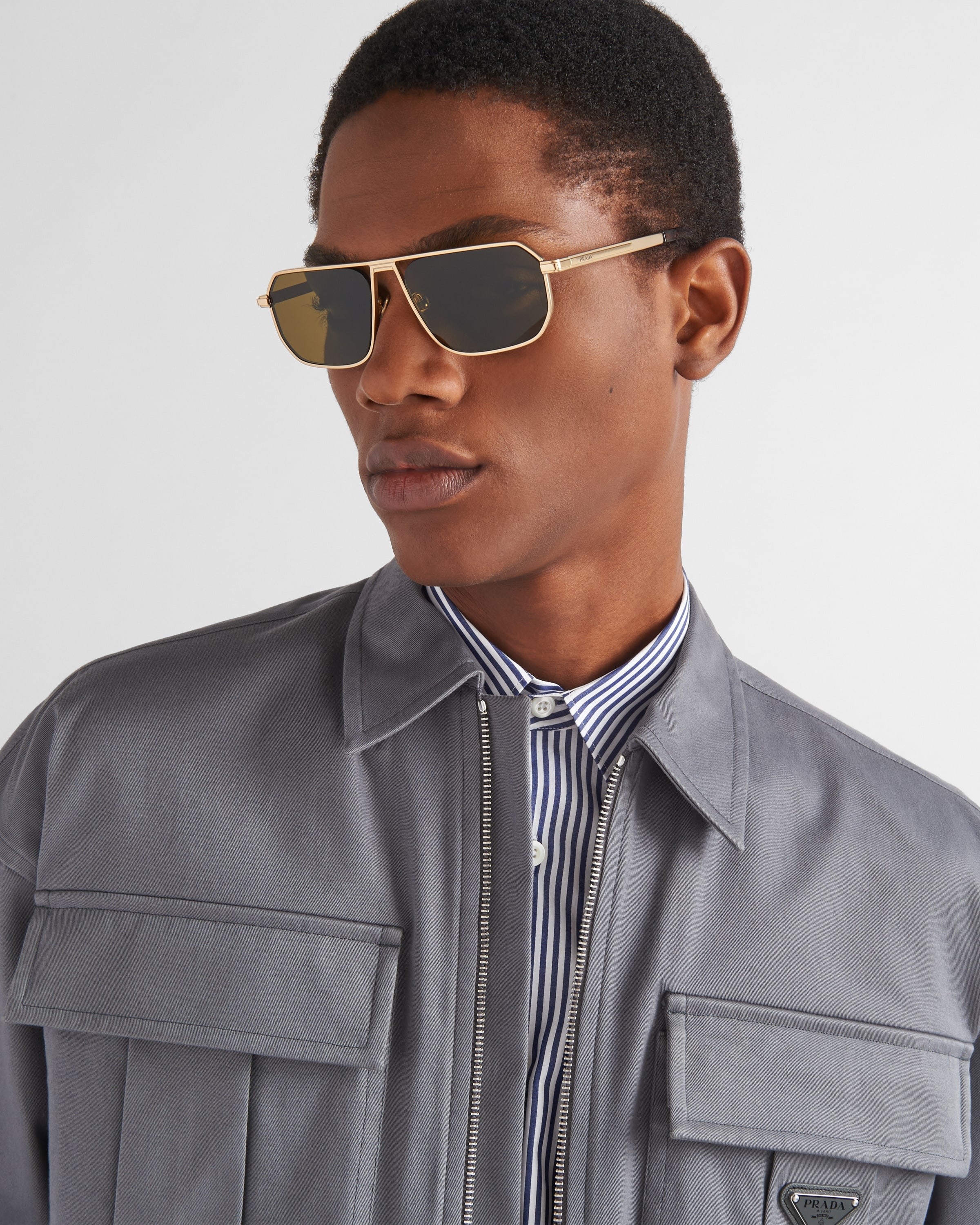 Sunglasses with iconic metal plaque - 6