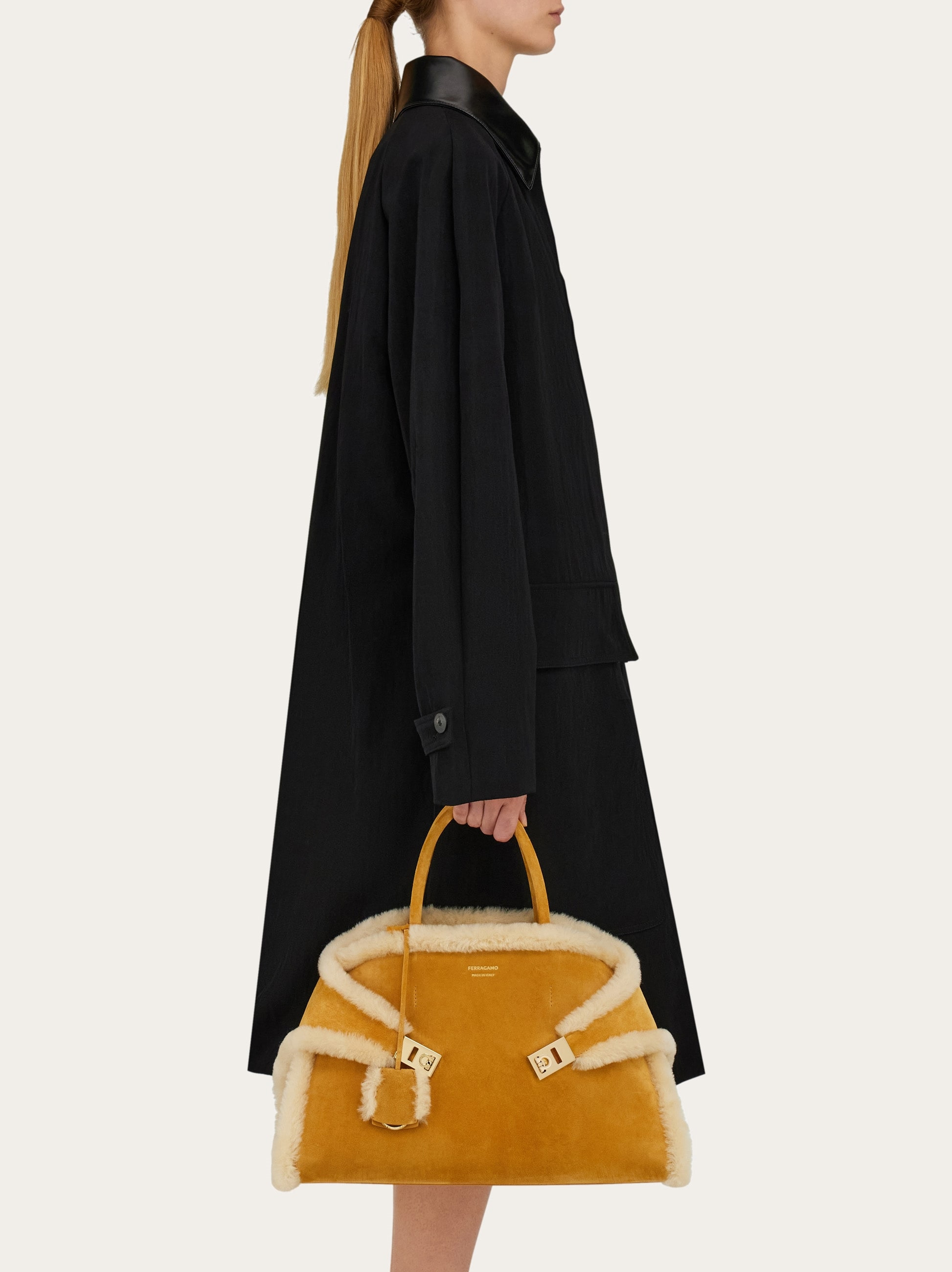 Hug handbag (M) - 2