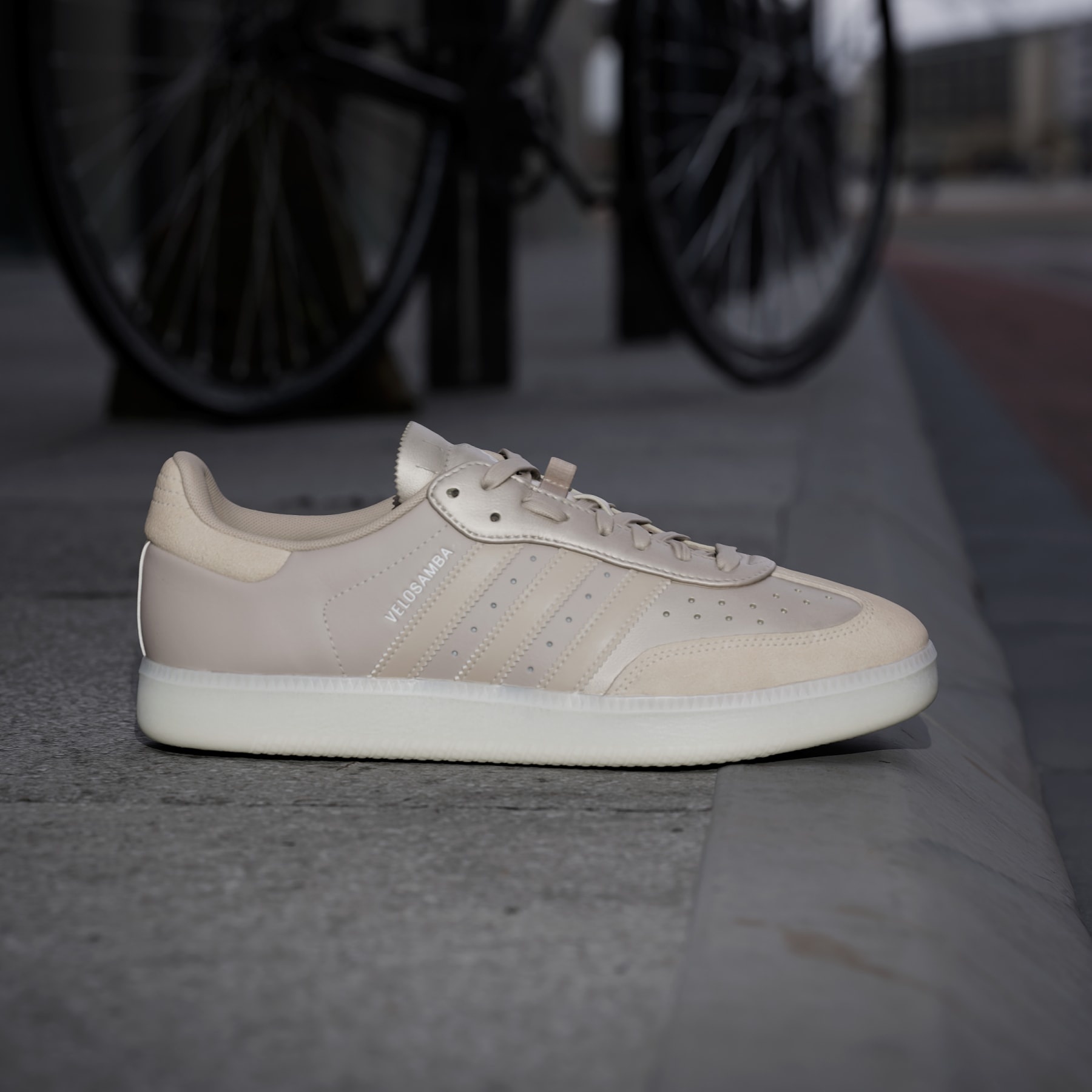 adidas Velosamba Leather Shoes - IH5213 | REVERSIBLE display picture 3