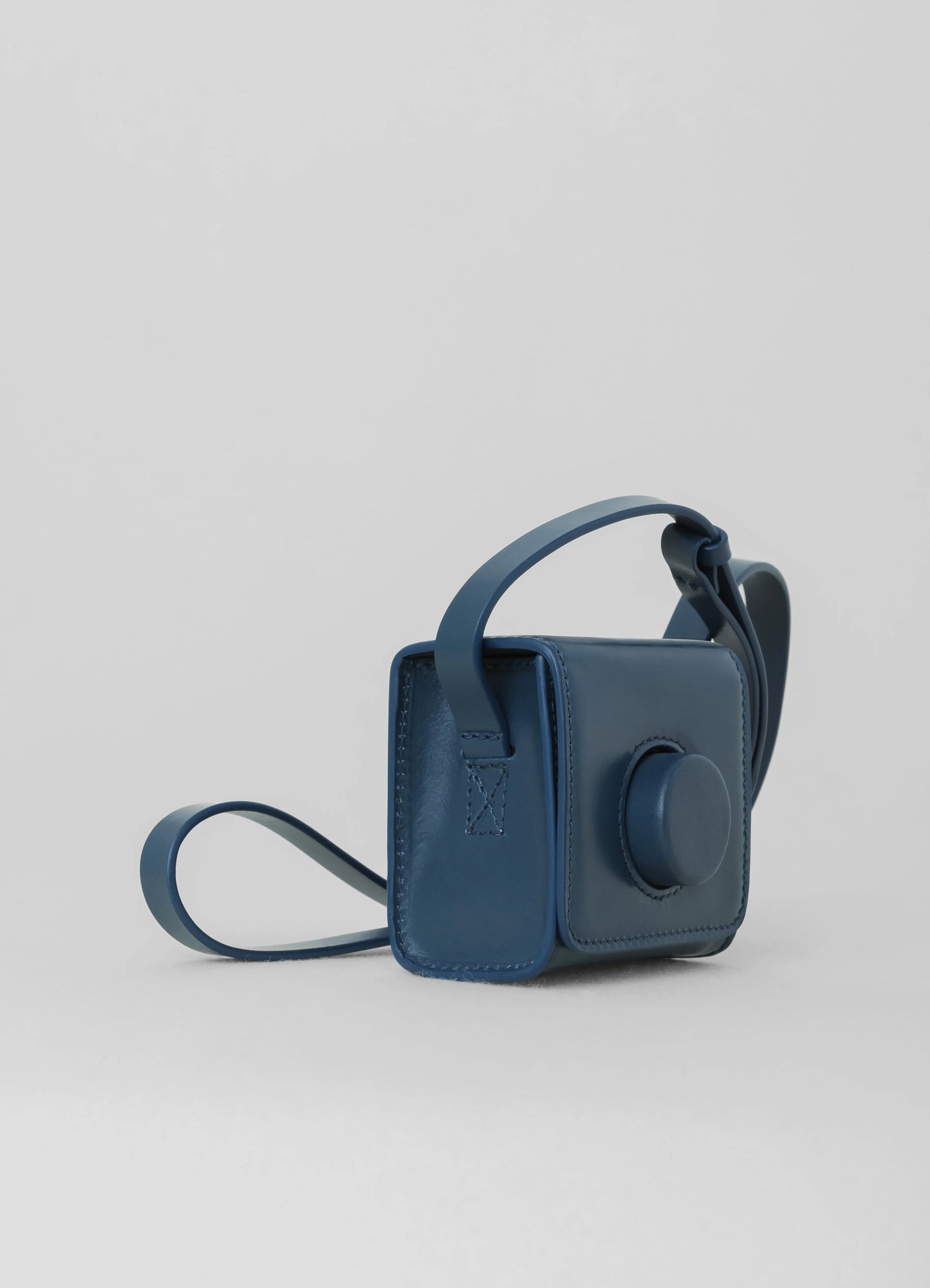 MINI CAMERA BAG
VEGETABLE-TANNED LEATHER - 4