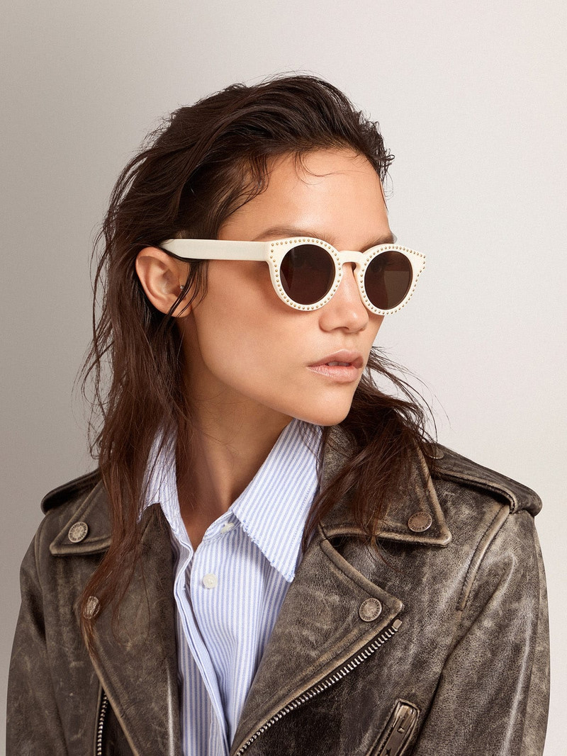 Sunglasses Panthos model with white frame and gold studs 3