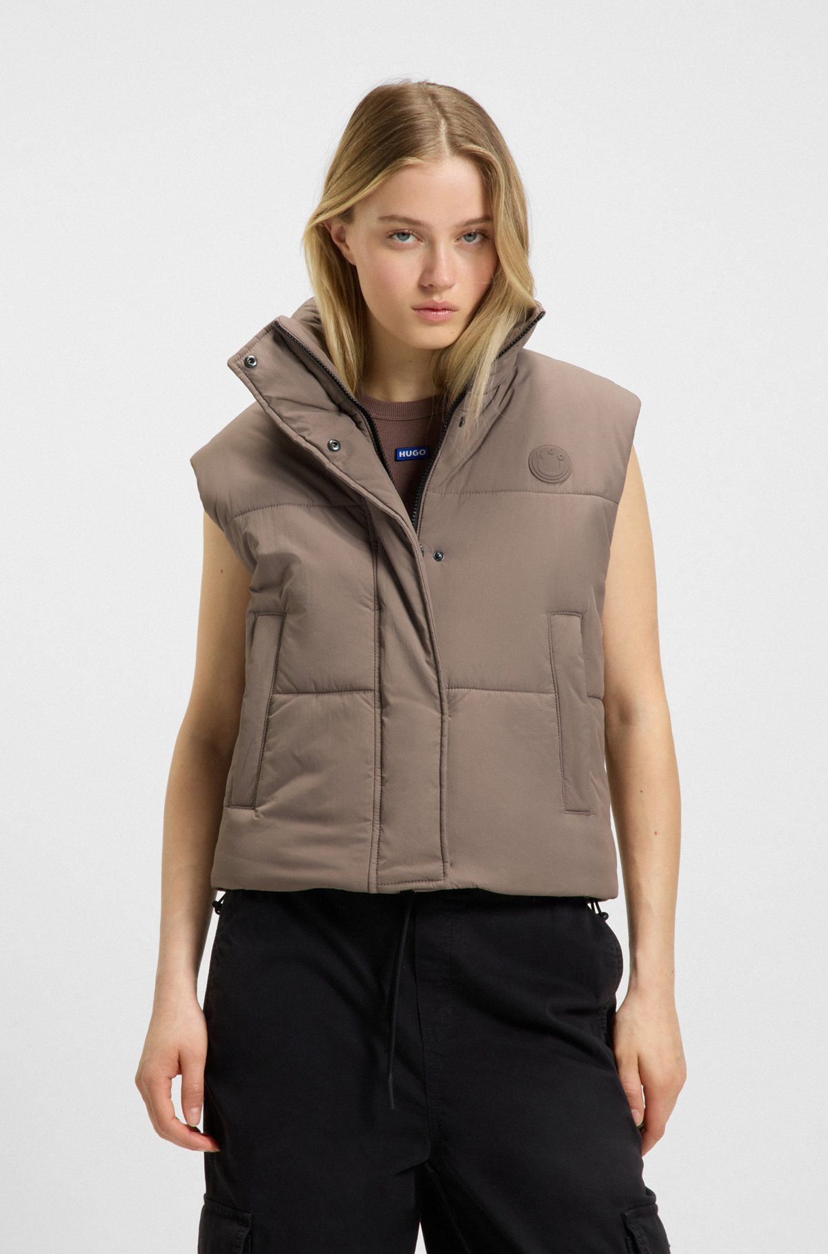 WATER-REPELLENT GILET WITH SILICONE HUGO BADGE - 2