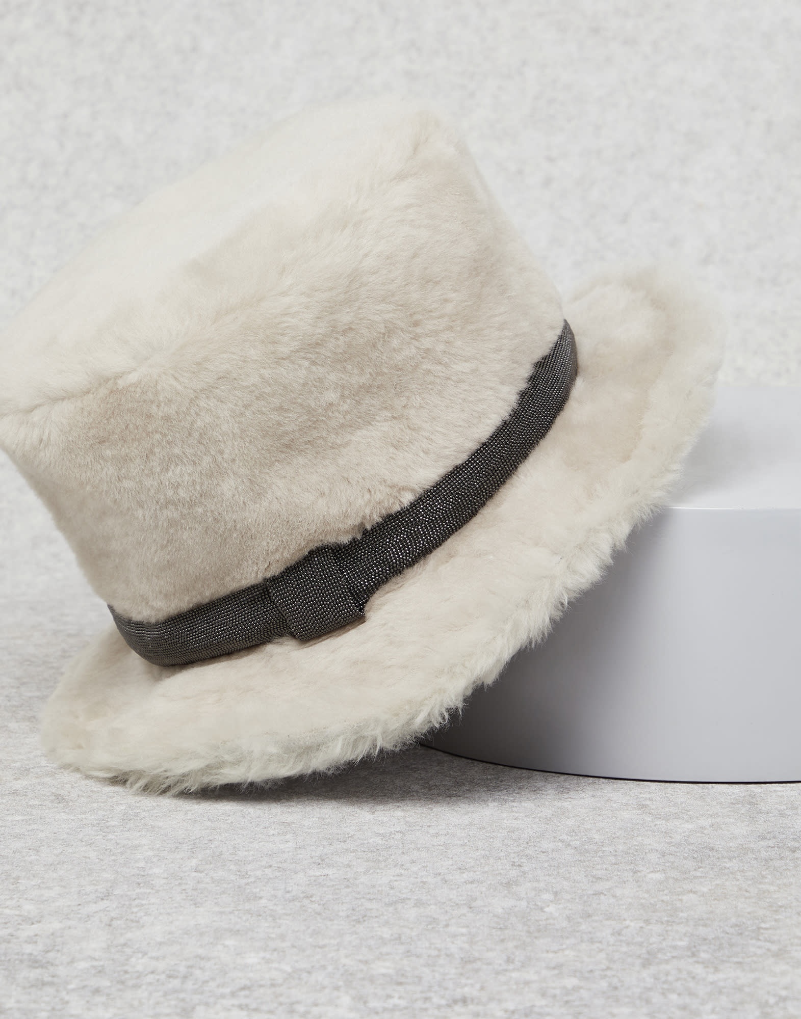 Soft shearling top hat with precious band - 2