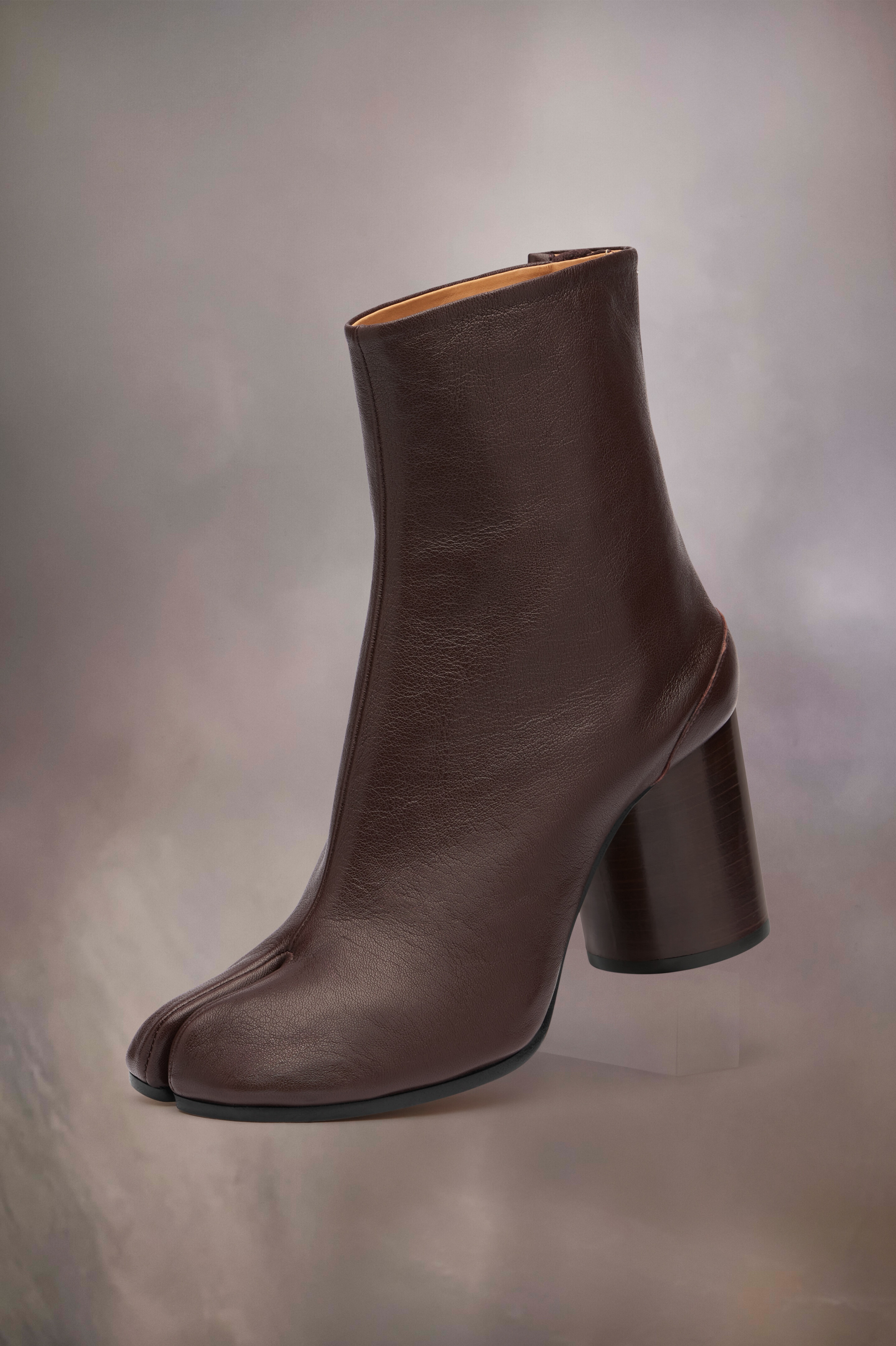ショートブーツ・ブーティ MAISON MARGIELA Tabi Ankle Boot in Nappa Leather MAISON MARGIELA | TABI ANKLE BOOT