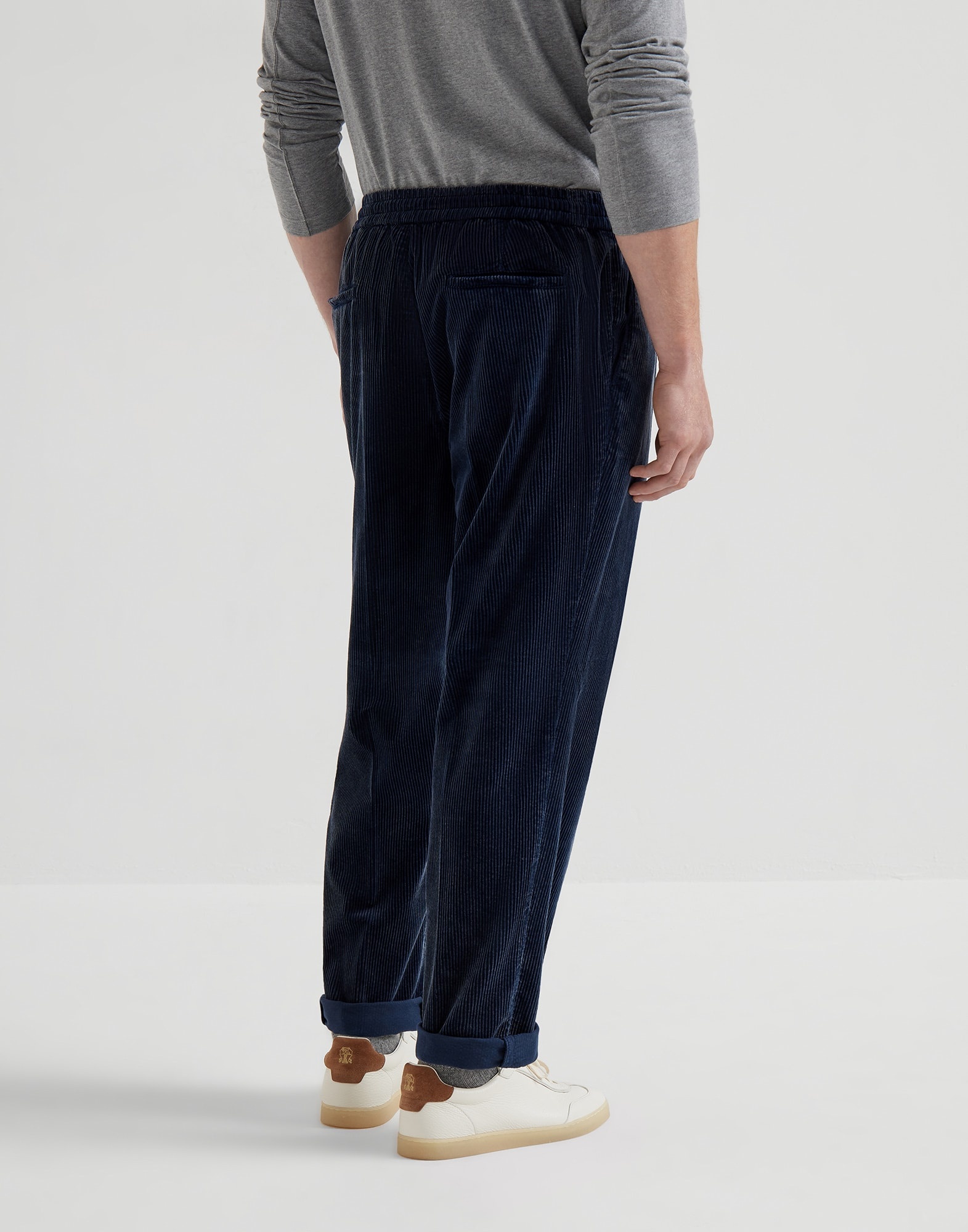 Garment-dyed leisure fit trousers in cotton corduroy with drawstring and double pleats - 2