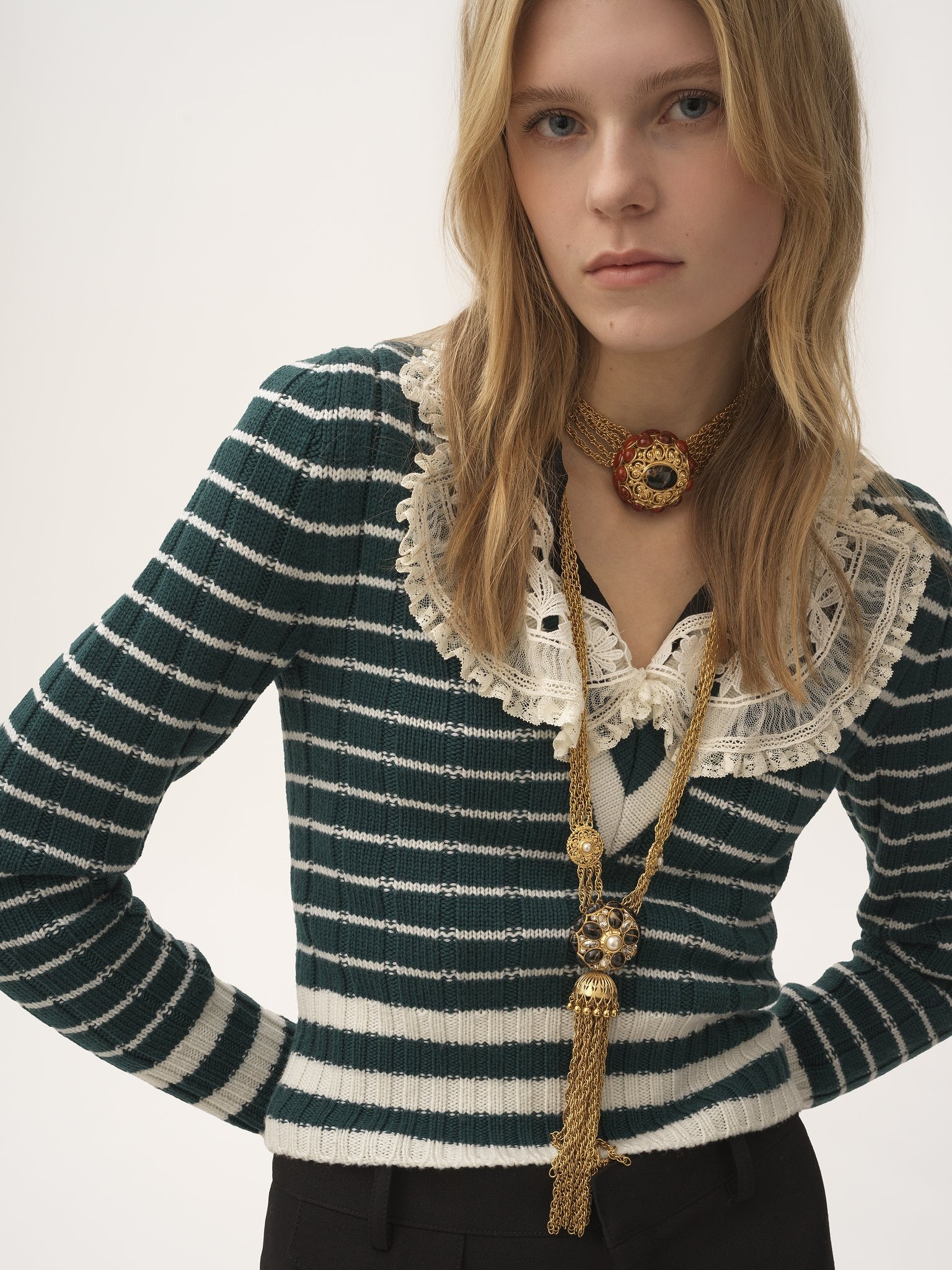 V-NECK FITTED SWEATER IN A MERINO WOOL KNIT - 4