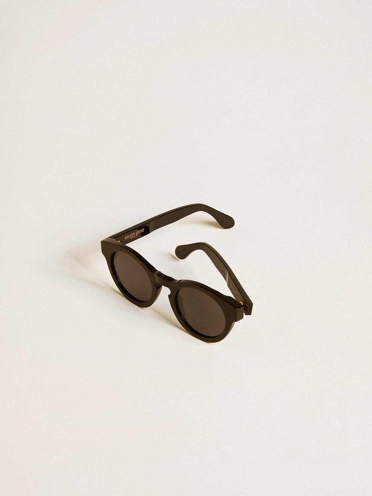 Square style Panthos sunglasses with black frame and lenses - 2