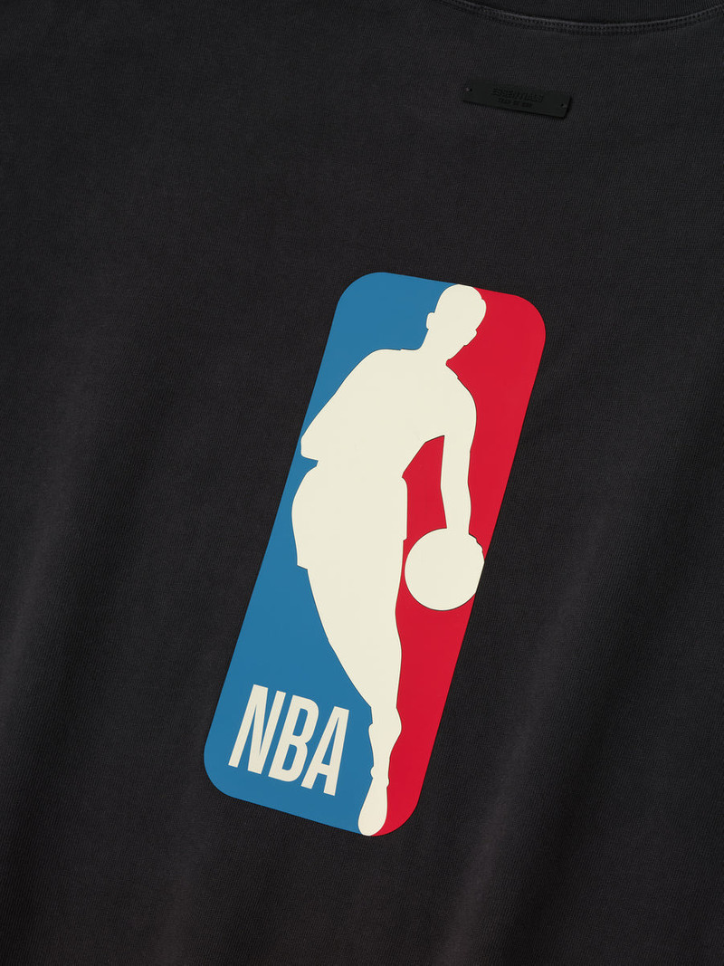 ESSENTIALS NBA 90s Tee outlook
