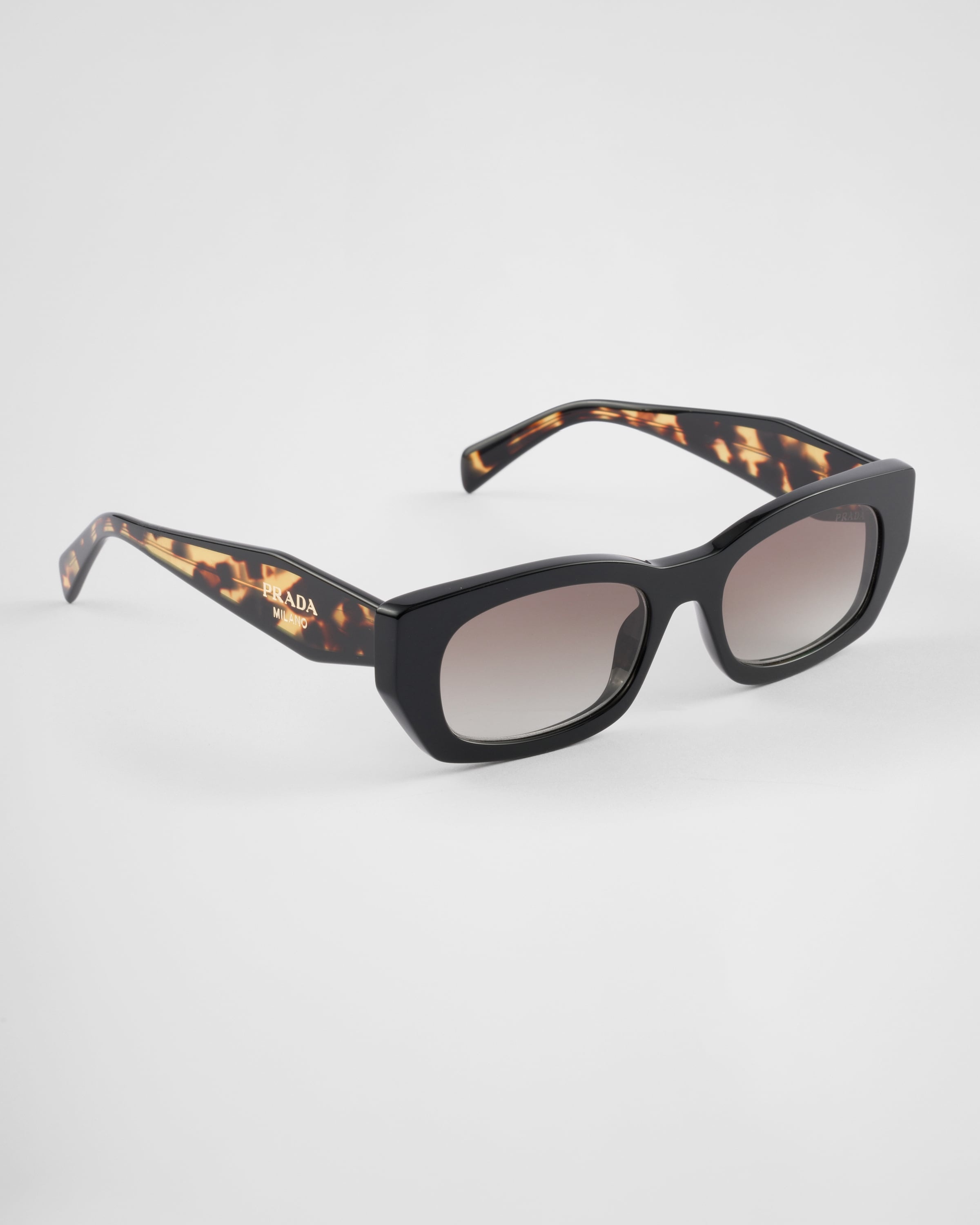 Sunglasses with the Prada logo - 3