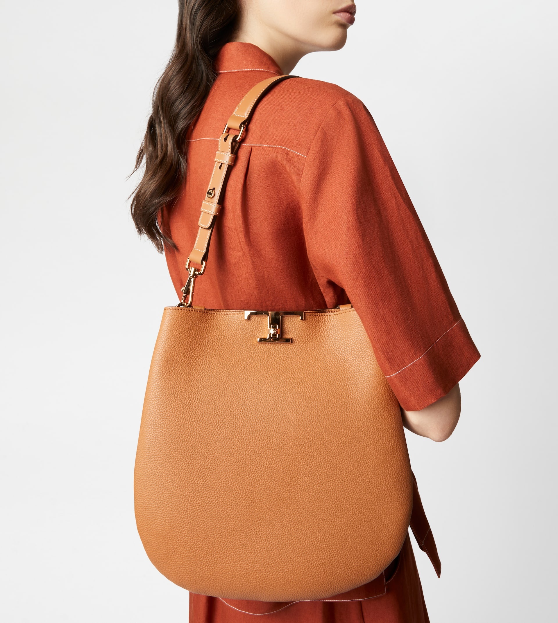 T TIMELESS SHOULDER BAG IN LEATHER SMALL - BROWN - 2