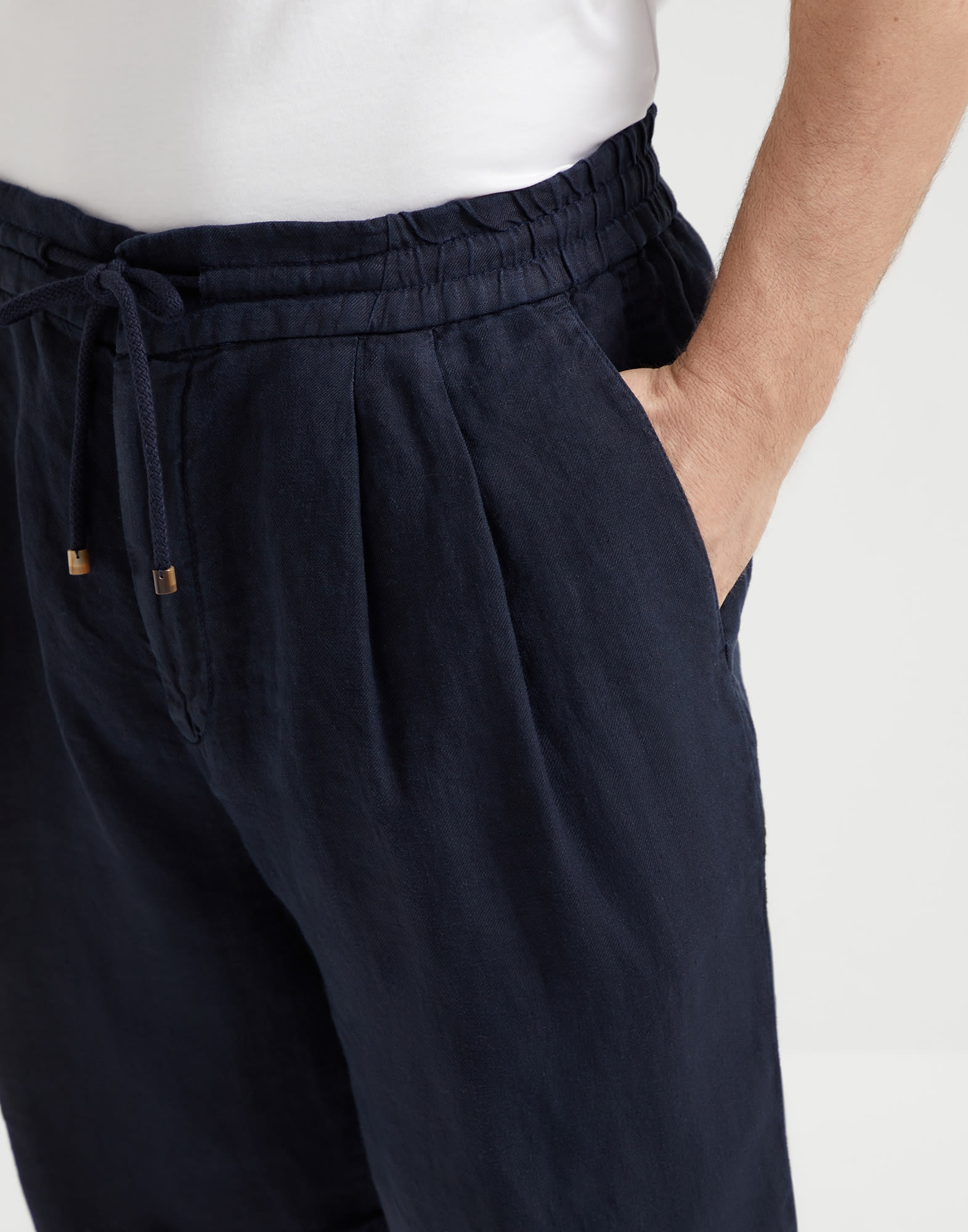 Garment-dyed Bermuda shorts in linen gabardine with drawstring and pleat - 3