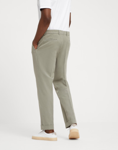 Brunello Cucinelli Garment-dyed leisure fit trousers in twisted cotton gabardine with pleat outlook