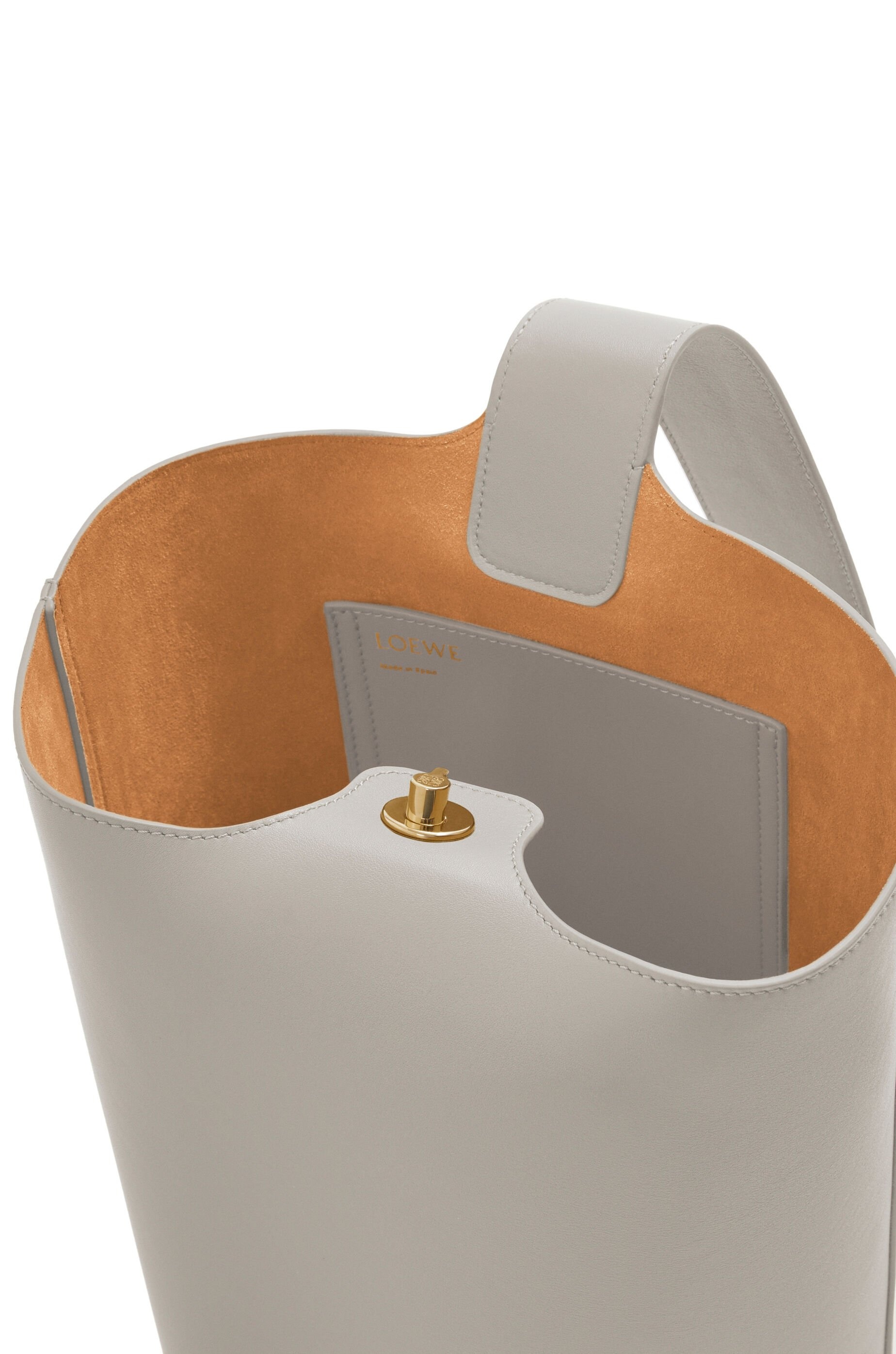 Medium Pebble bucket in smooth calfskin - 5