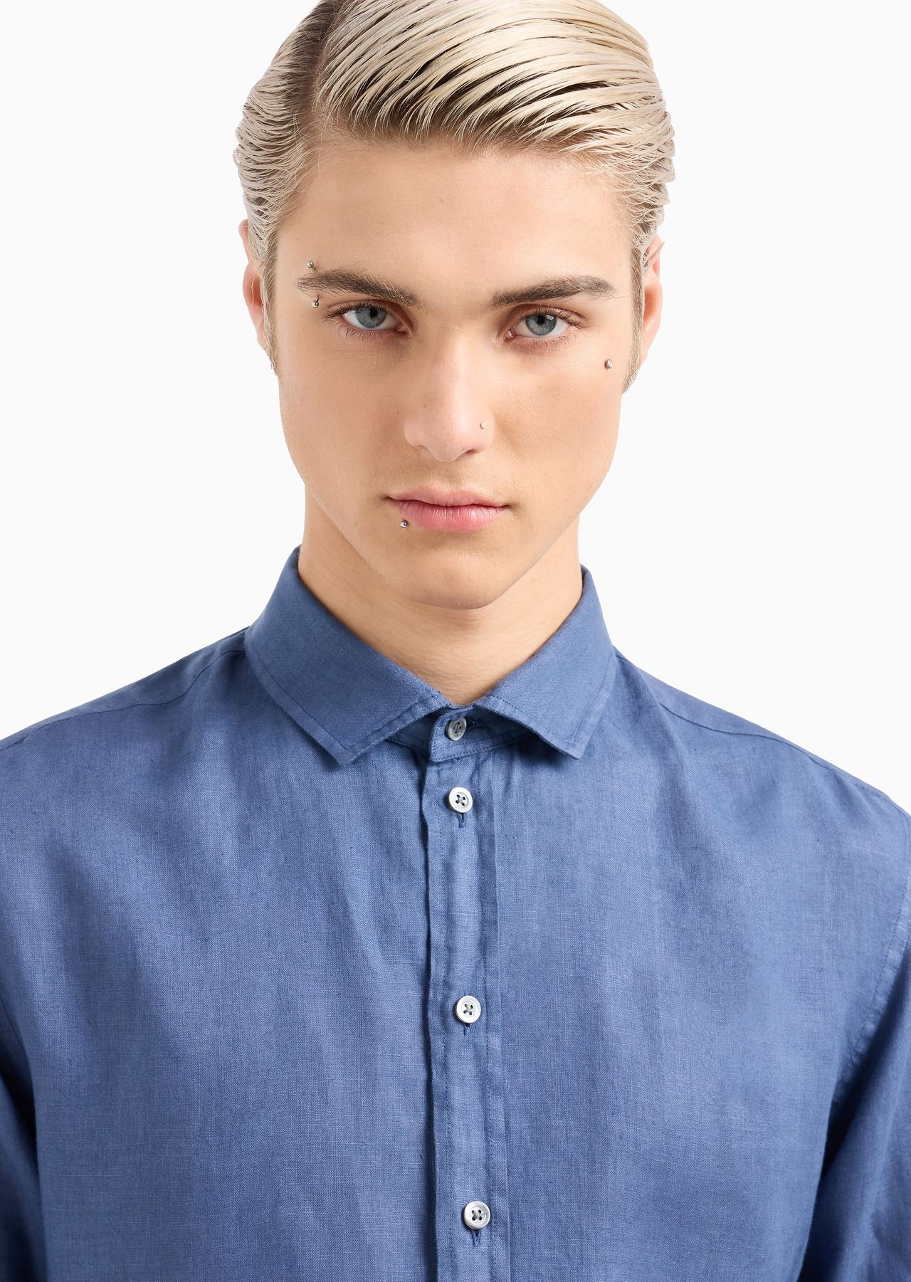 Garment-dyed linen shirt with French collar - 9