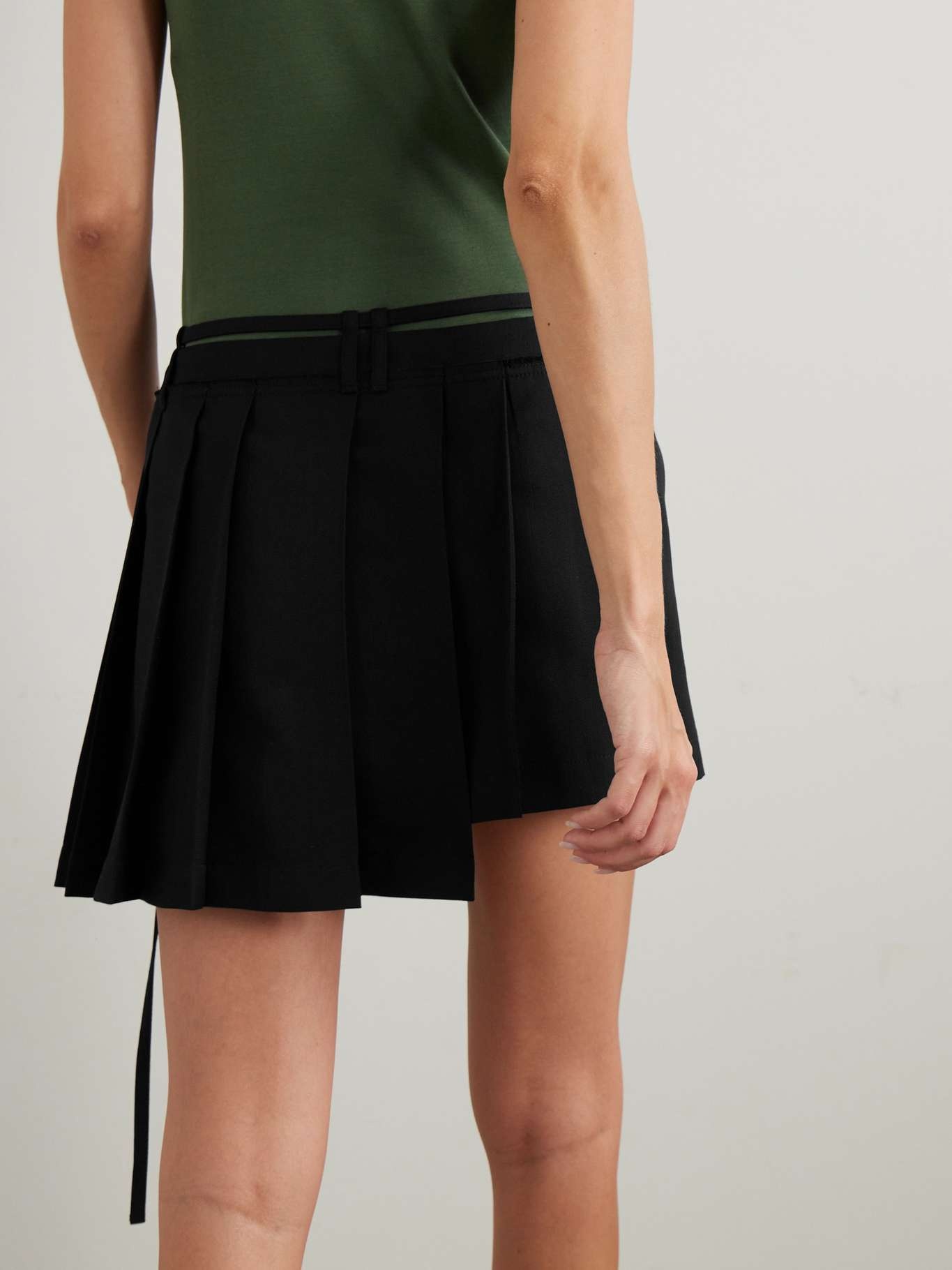 Belted asymmetric pleated grain de poudre mini skirt - 3