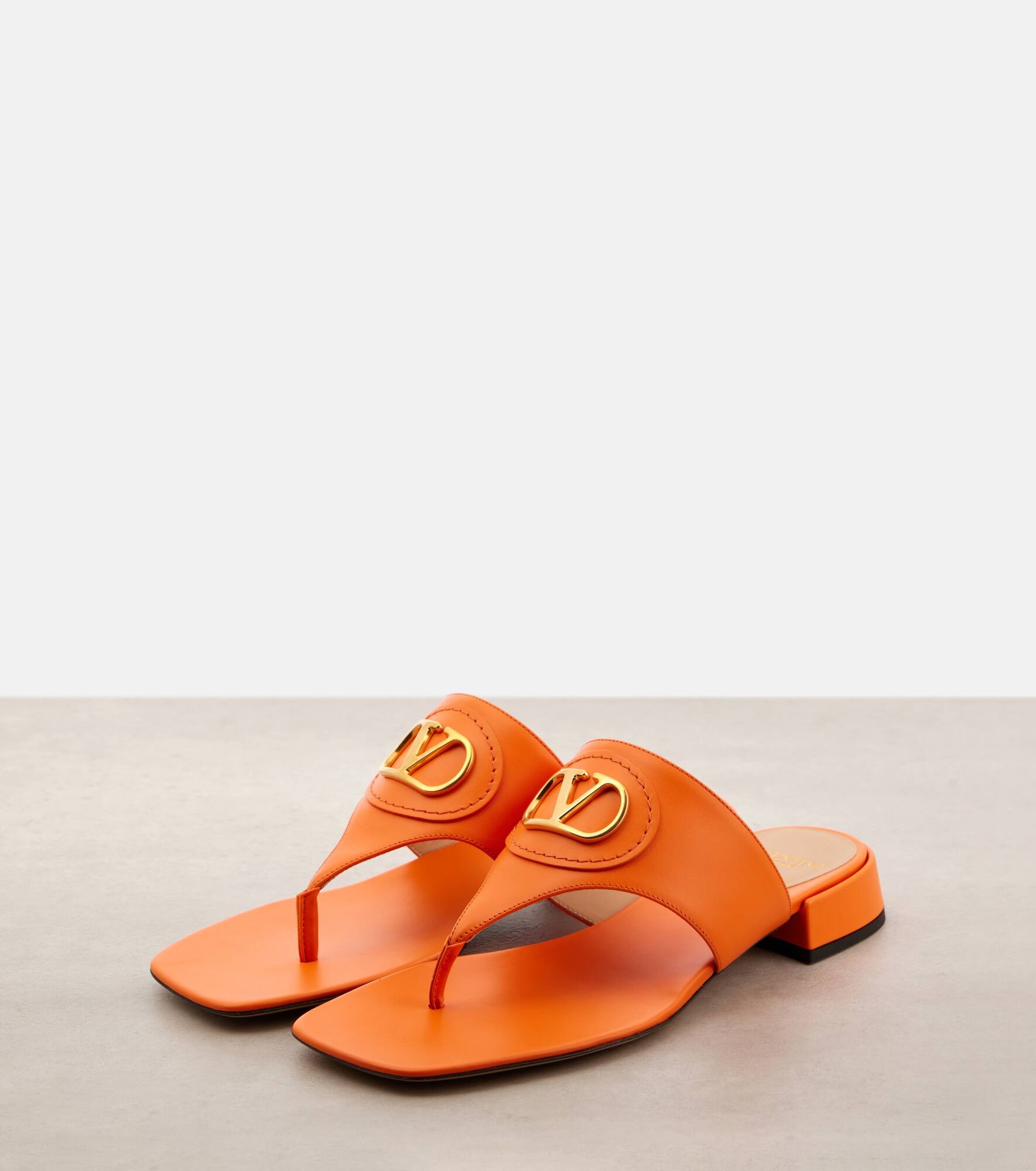 VLogo Signature leather thong sandals - 4