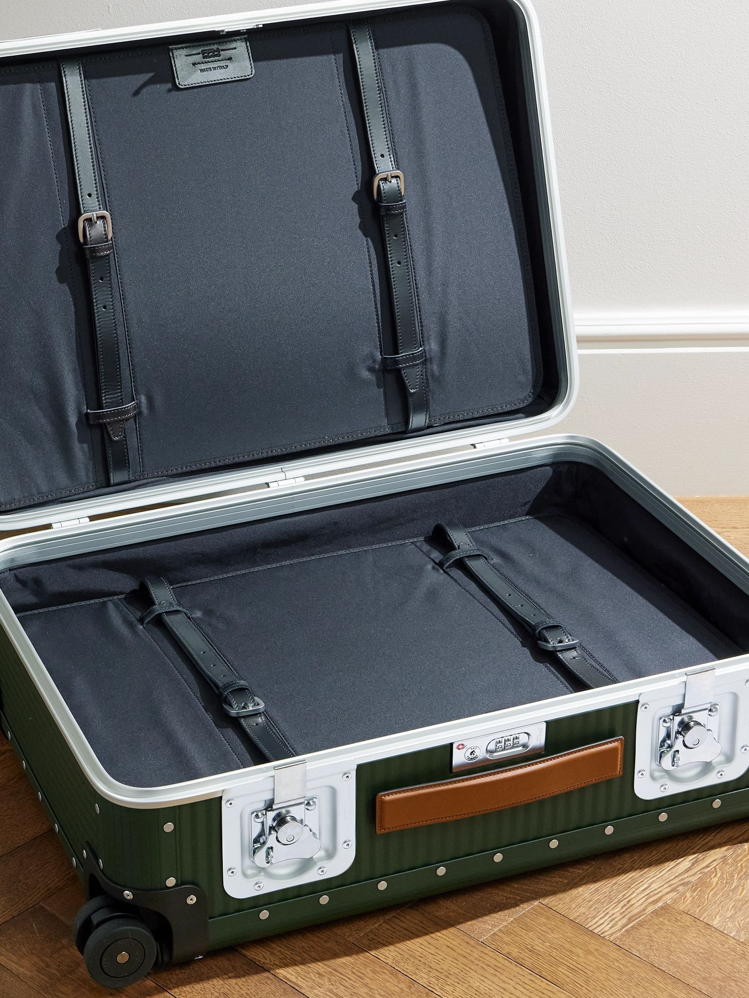 Bank Spinner 68cm Leather-Trimmed Polycarbonate Spinner Suitcase Green - 3