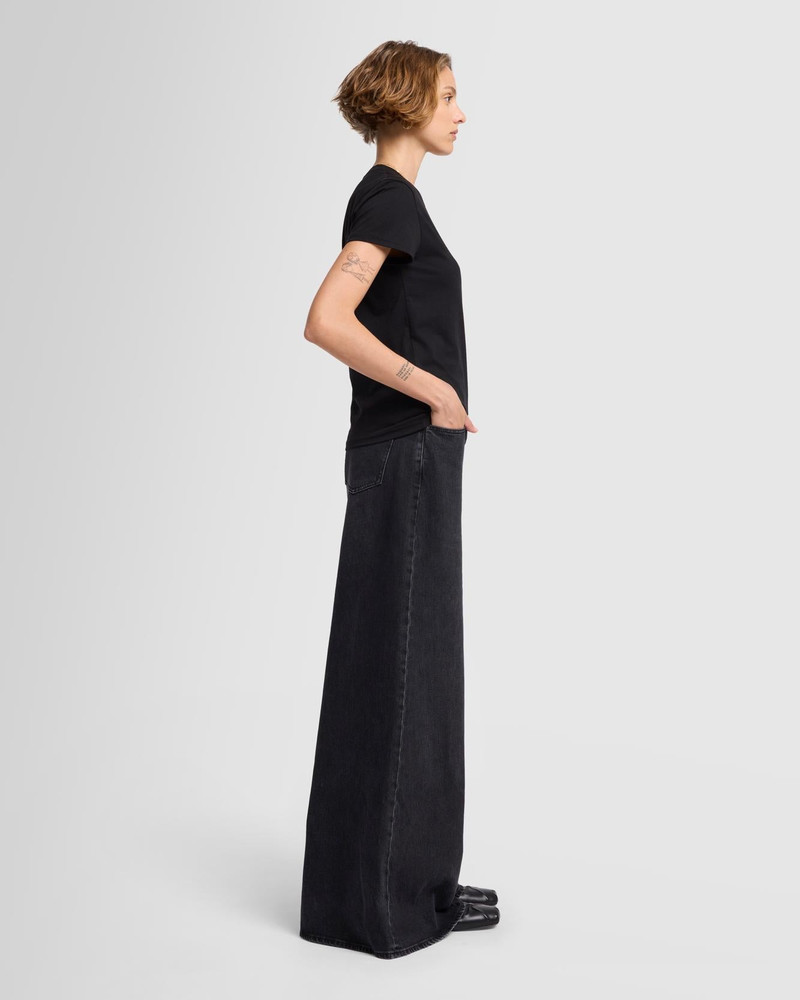 Basic Tee in Black 5