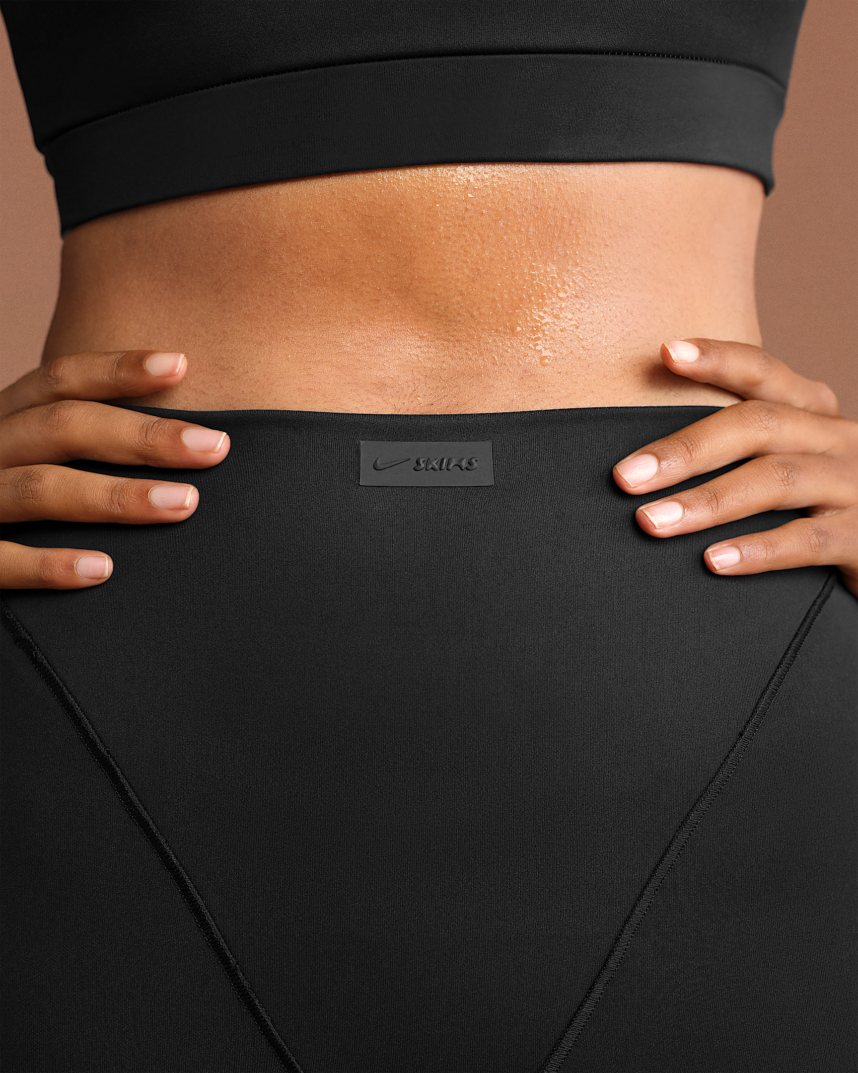 NikeSKIMS Matte Women's High-Waisted V-Line 26" Leggings - 6