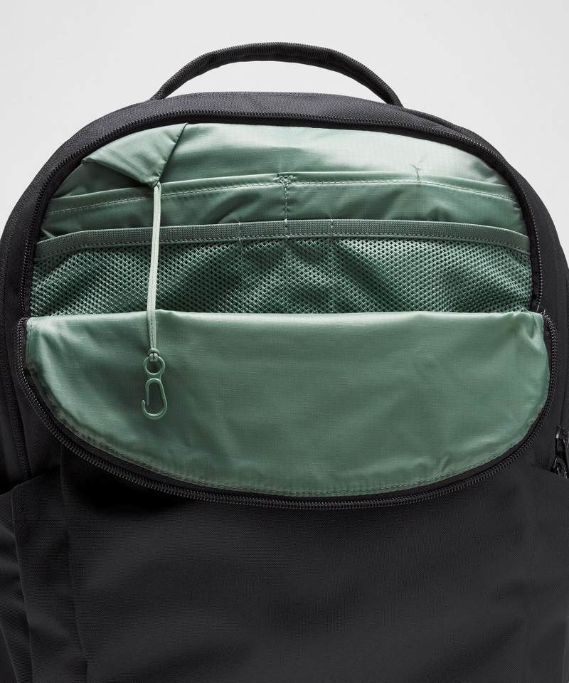Triple-Zip Backpack 28L 8