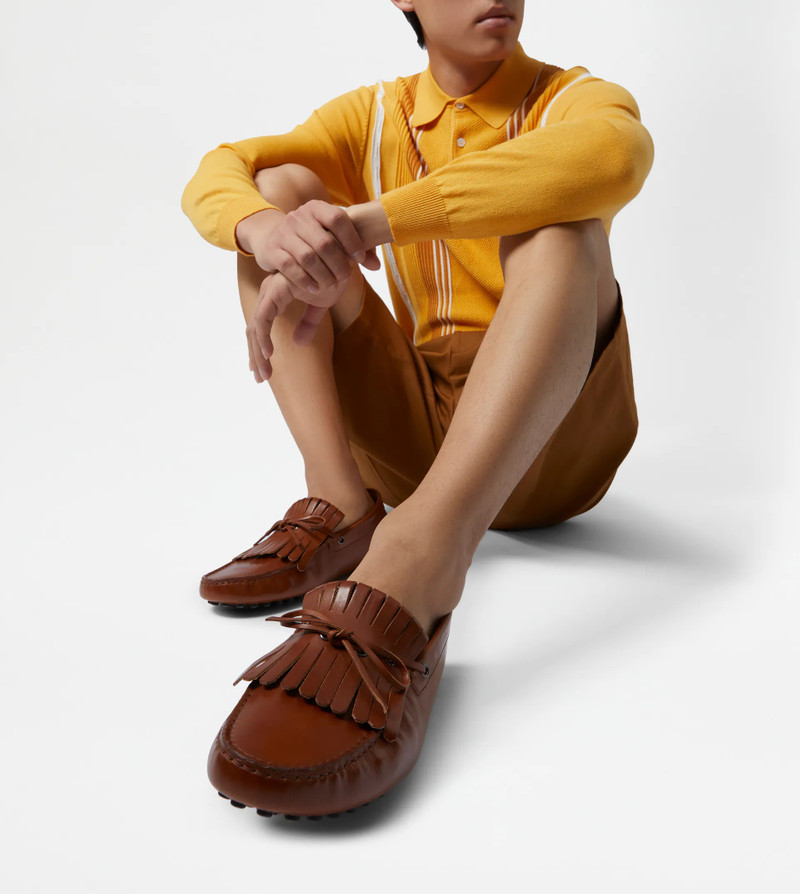 Tod's GOMMINO DRIVING SHOES IN LEATHER - BROWN outlook