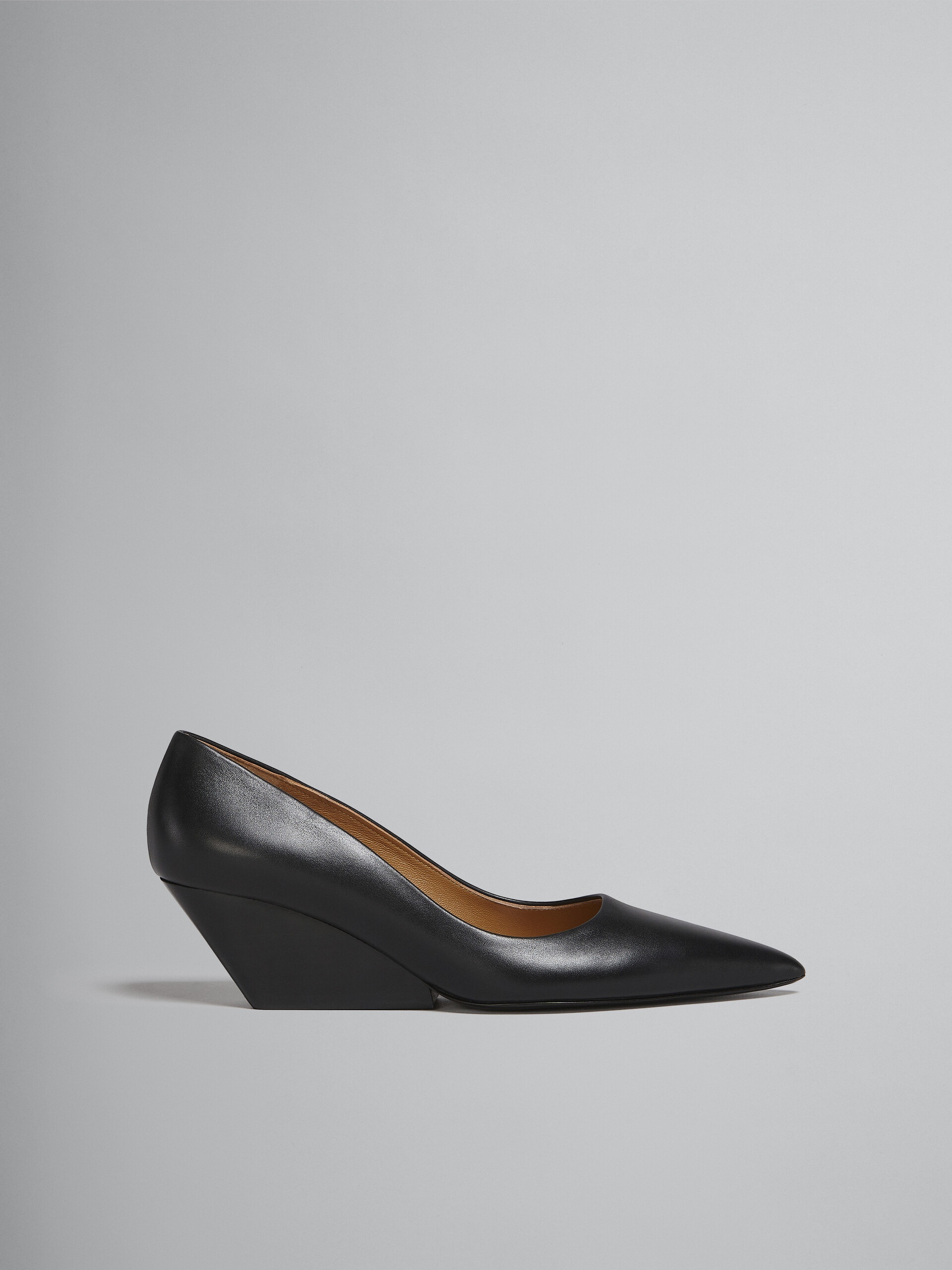 BLACK LEATHER PUMPS - 1