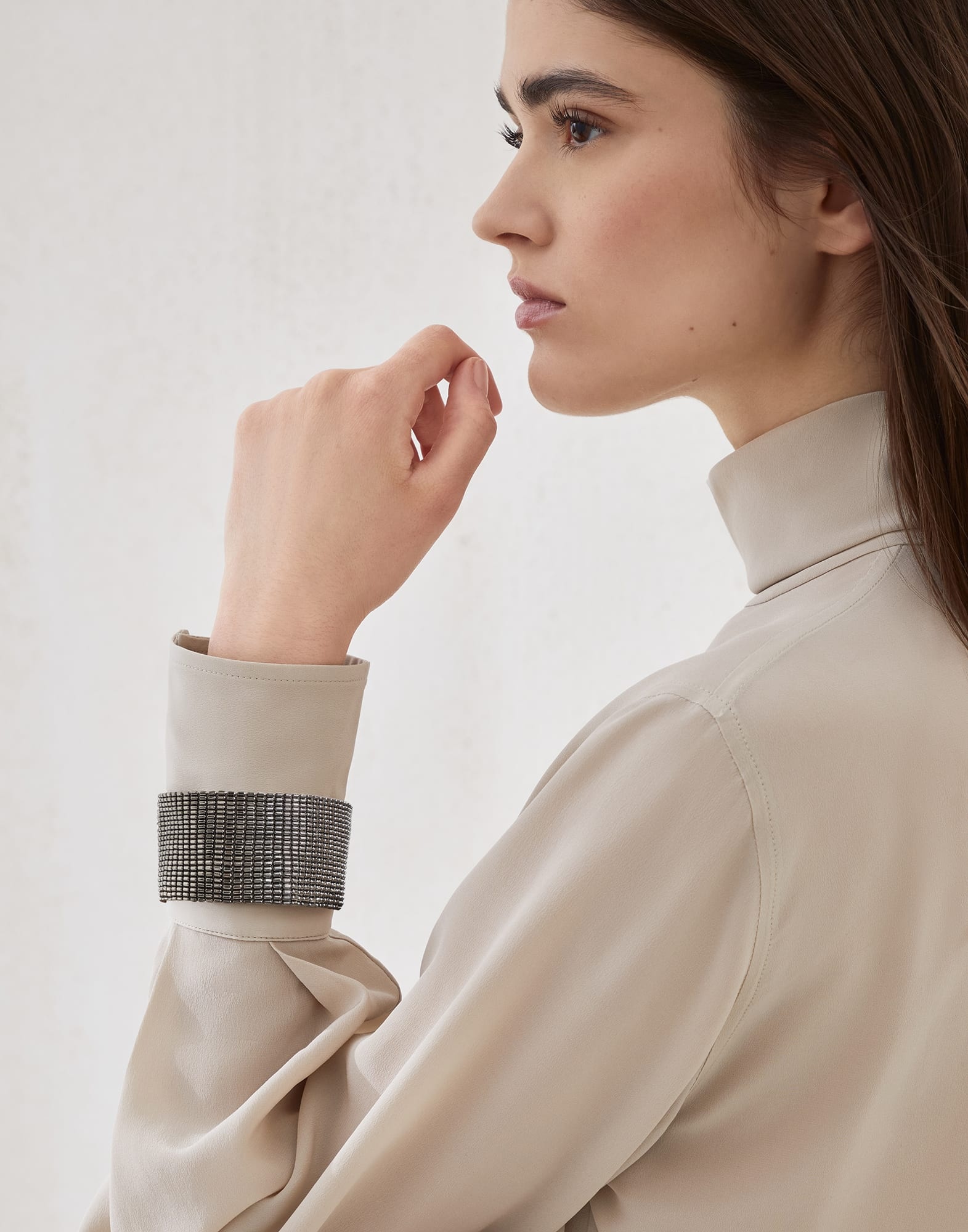 Silk crêpe de Chine turtleneck T-shirt with precious bracelets - 3