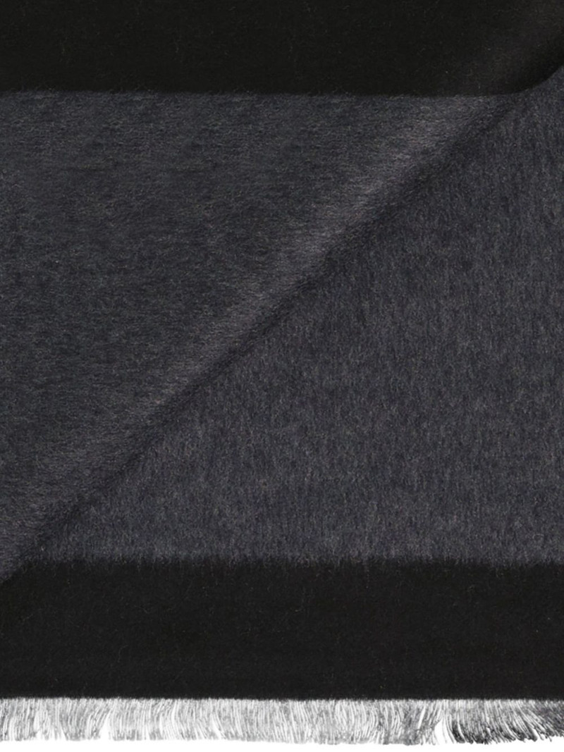 logo-detail scarf 4