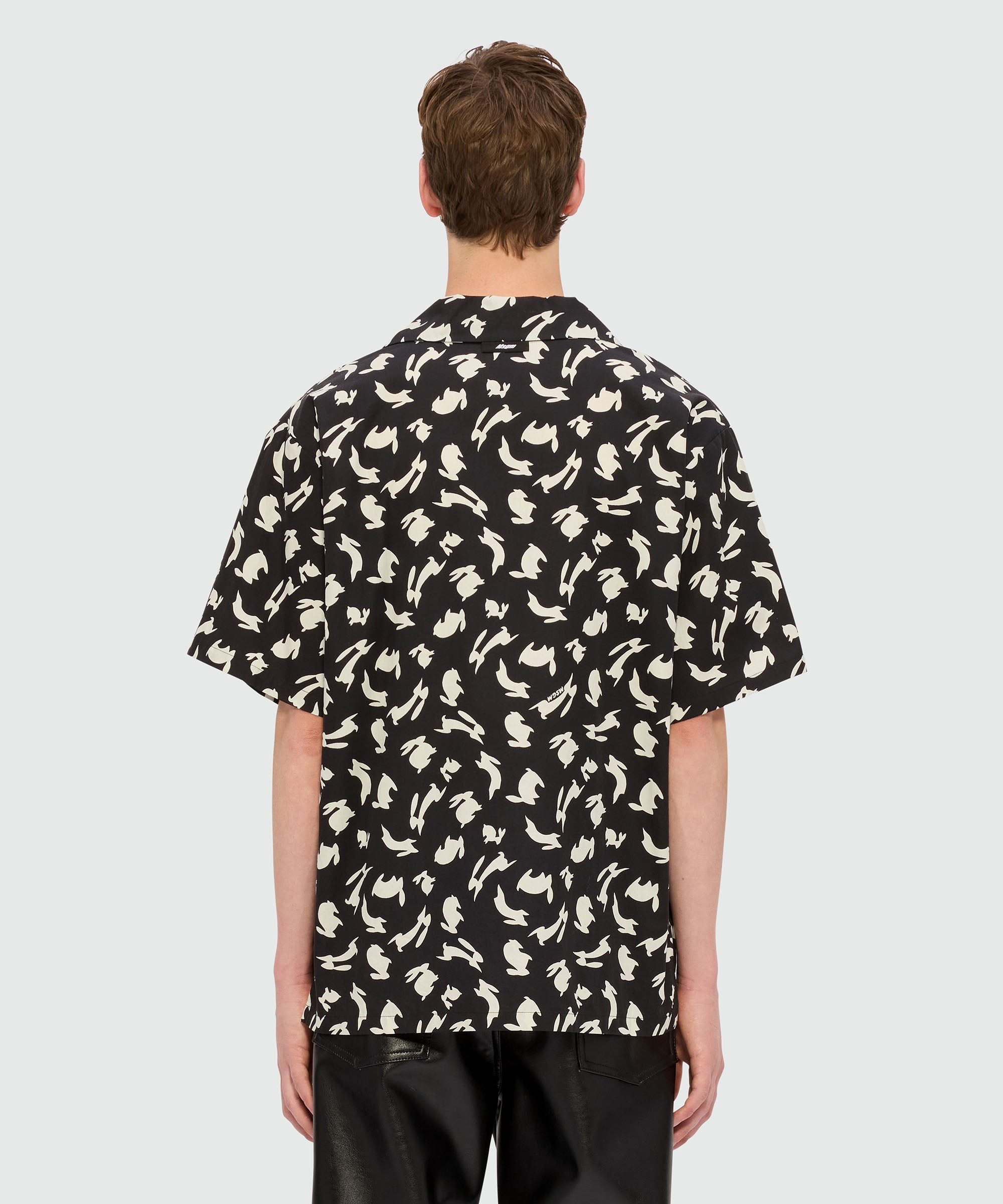 Black poplin bowling shirt with "Follow the Rabbit®" print - 3