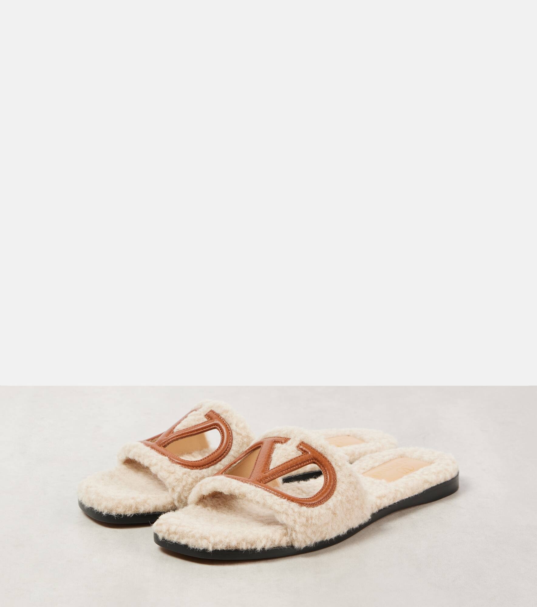 VLogo cutout faux shearling slides - 4