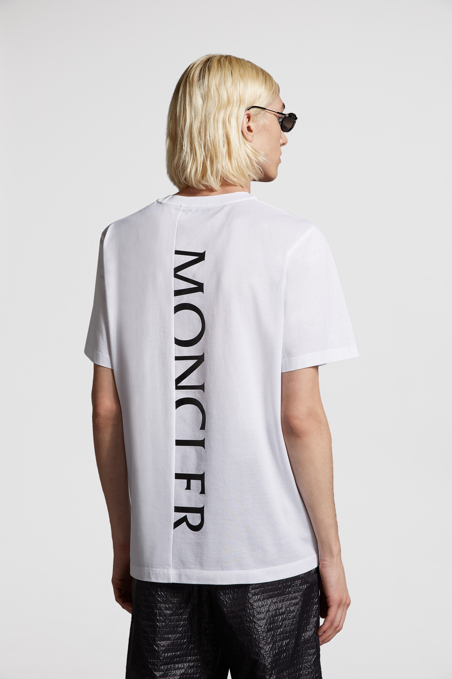 直営店買付【MONCLER】VERTICAL LOGO T-SHIRT Tシャツ メンズ MONCLER Moncler Vertical Logo Print T-shirt - Clothing from