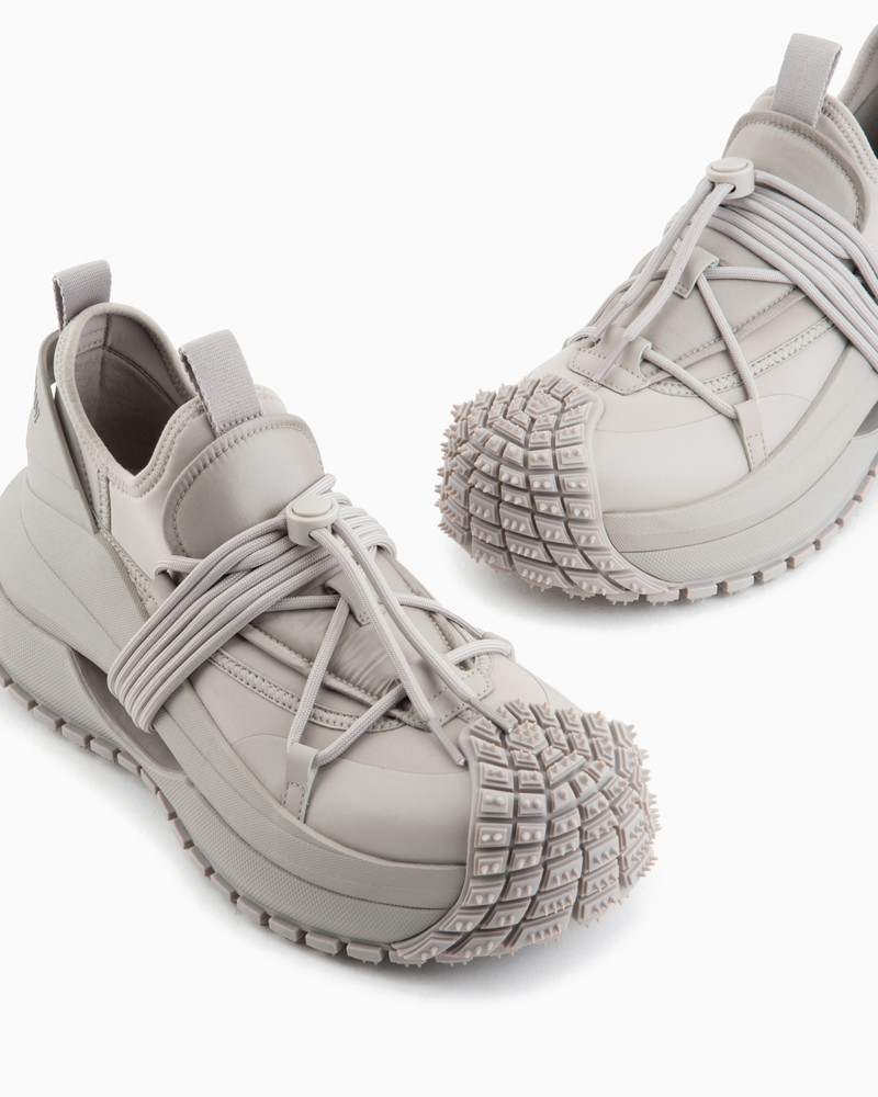 Nylon sneakers 와 scuba 세부사항 과 drawstring 5