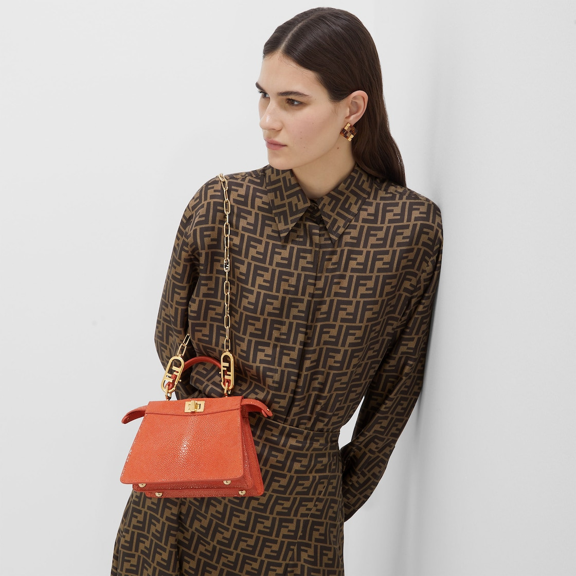 Gold-colored metal shoulder strap - 4