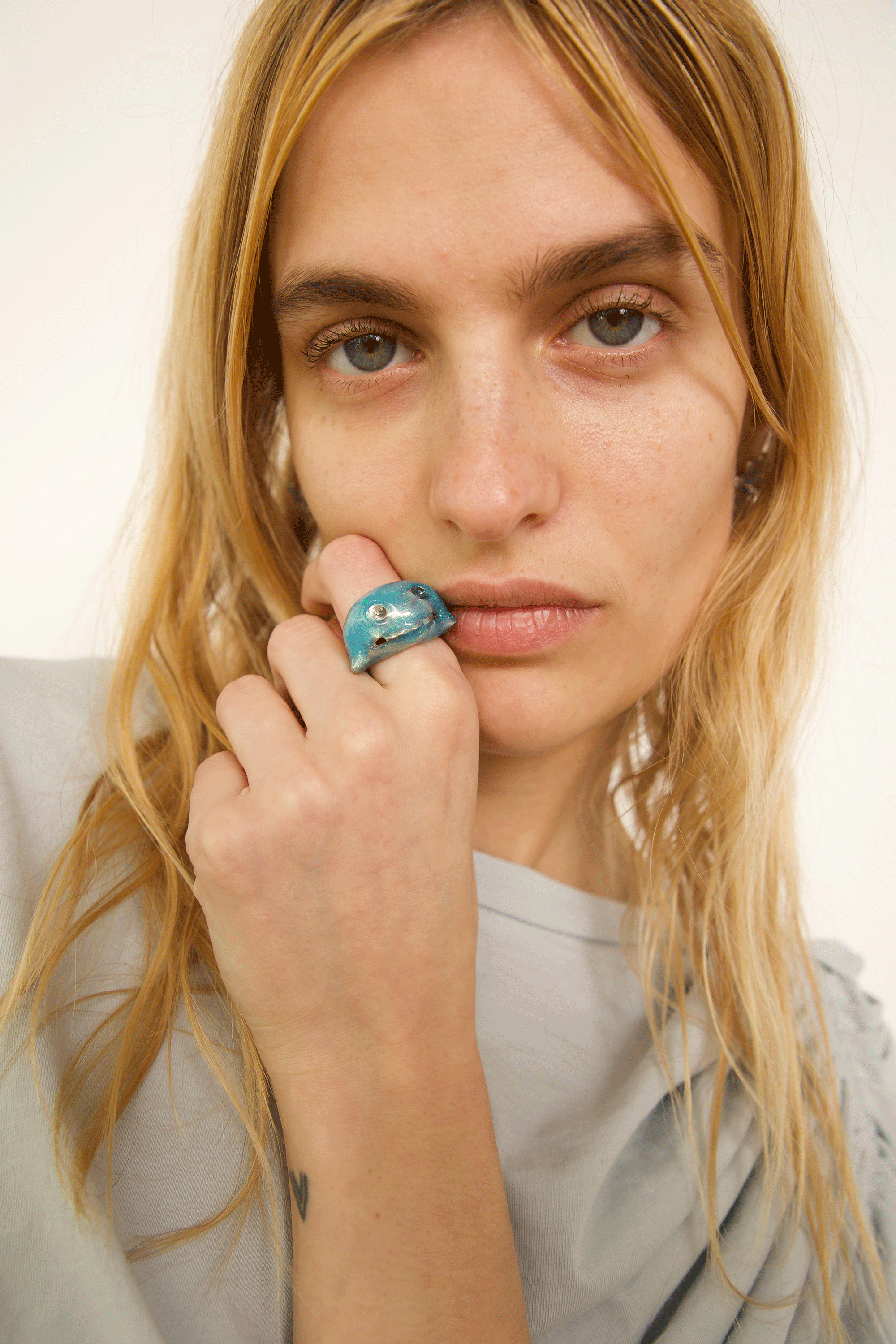 GLITTER SKY DOLPHIN BABY RING - 2