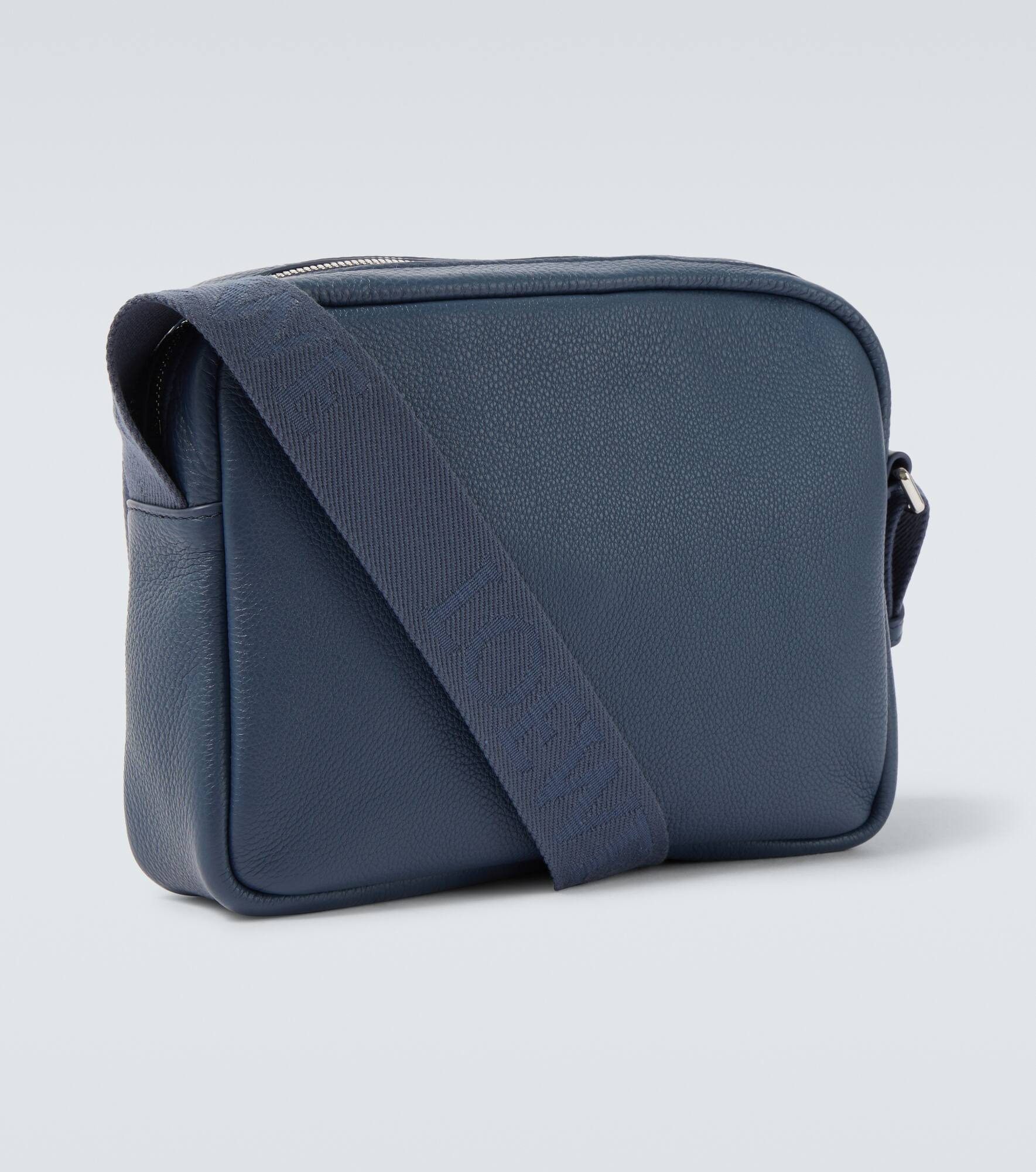 Pebble Medium leather messenger bag - 5