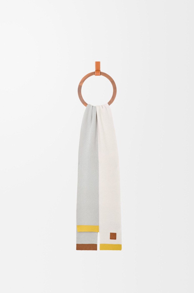 Asymmetric scarf in wool 3