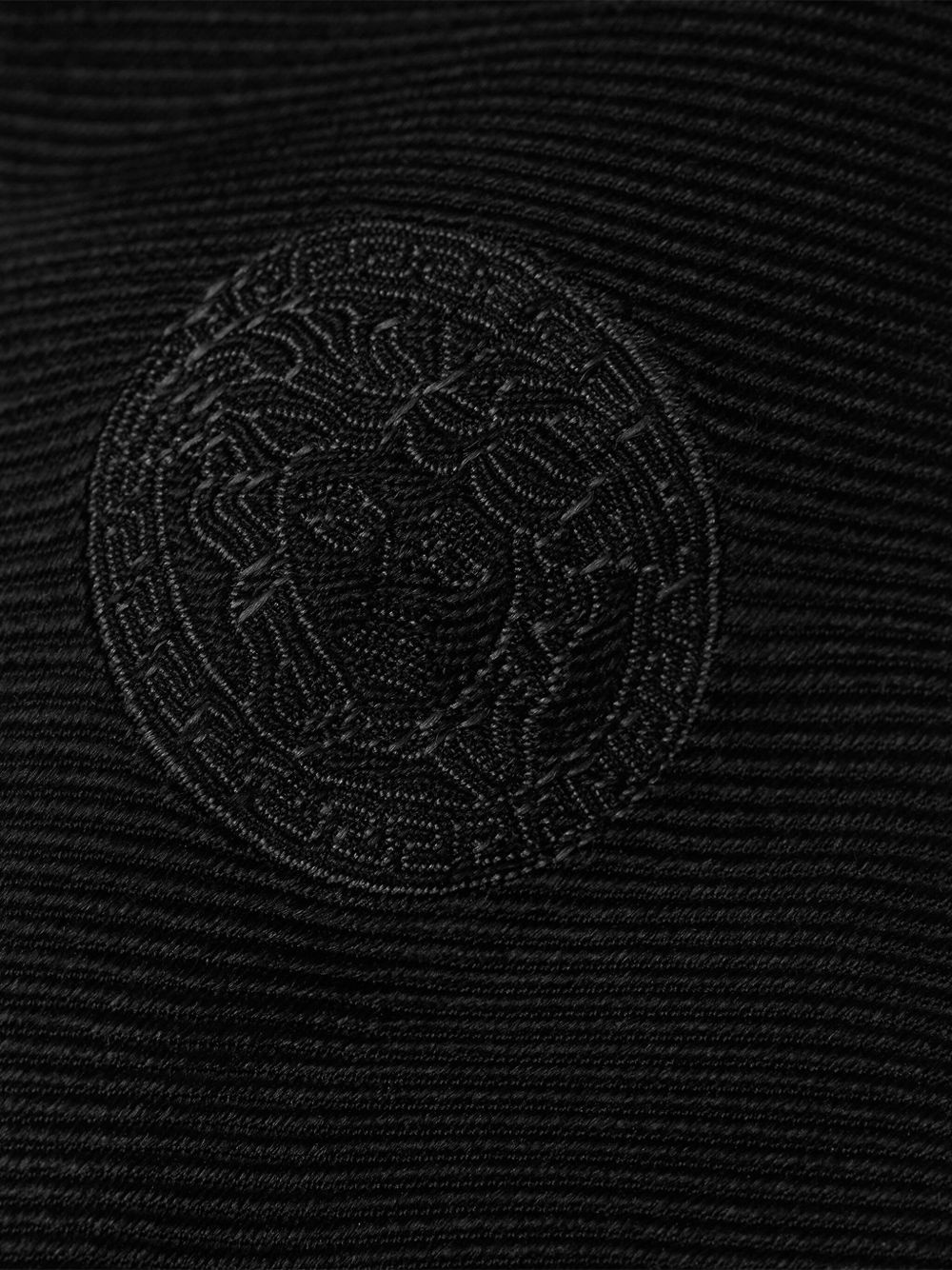 Medusa-embroidered tie - 3