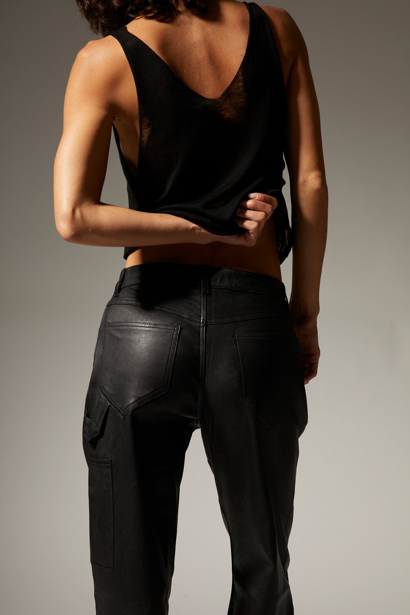 BLACK TISSUE CASHMERE V NECK TANK - 5