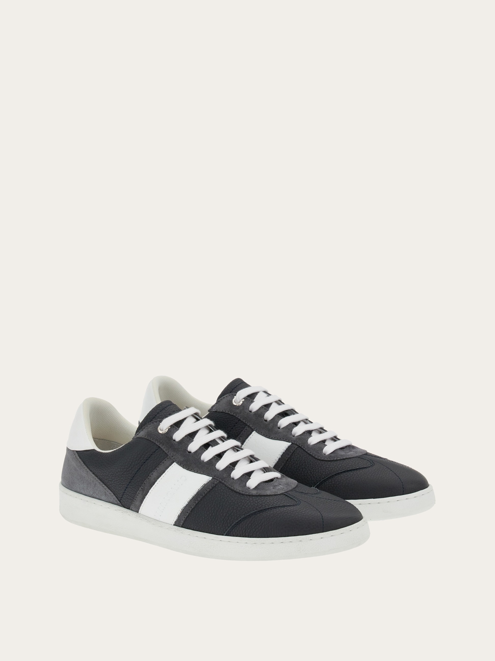 Low top sneaker with signature - 5