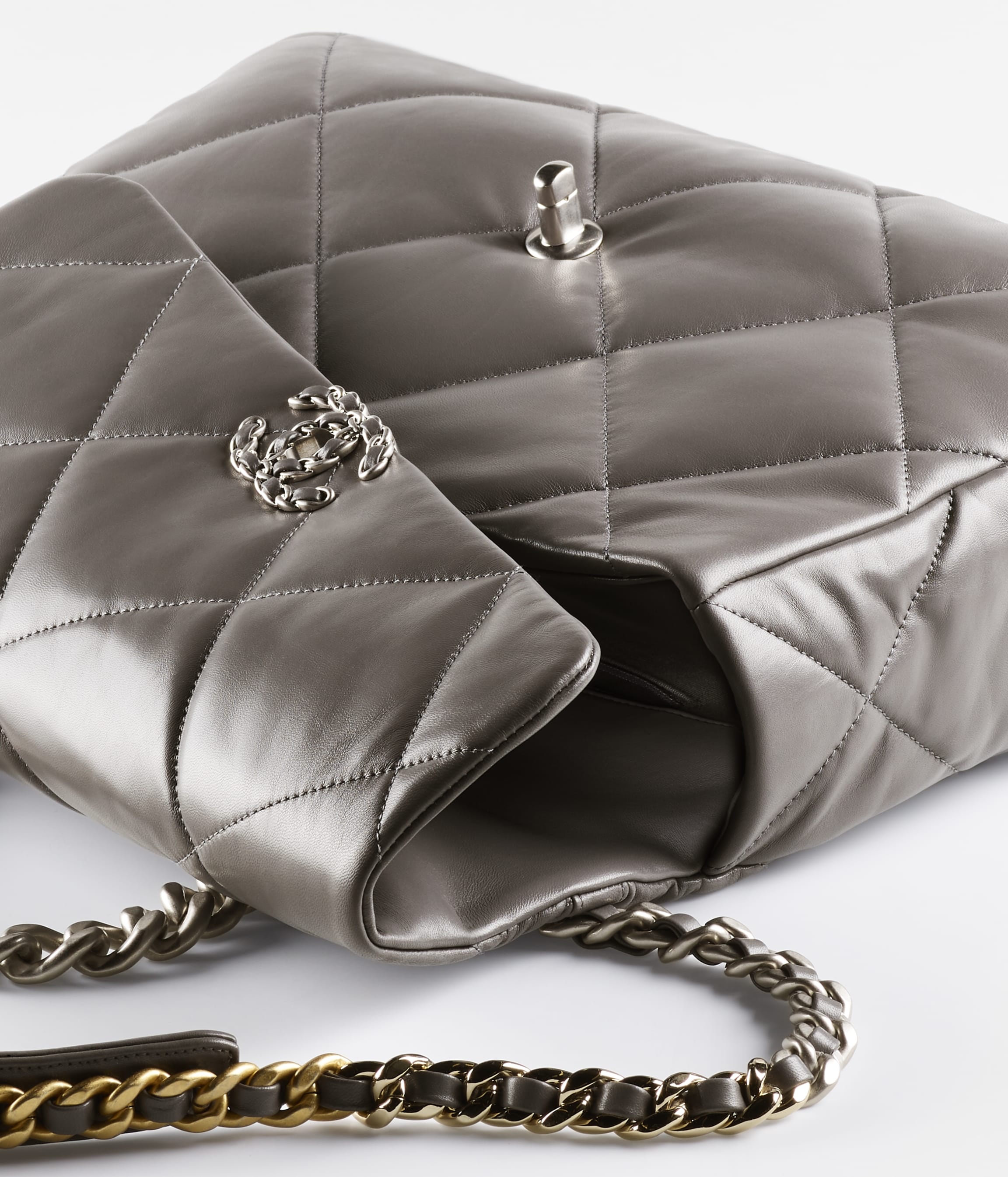 CHANEL 19 Maxi Handbag - 3